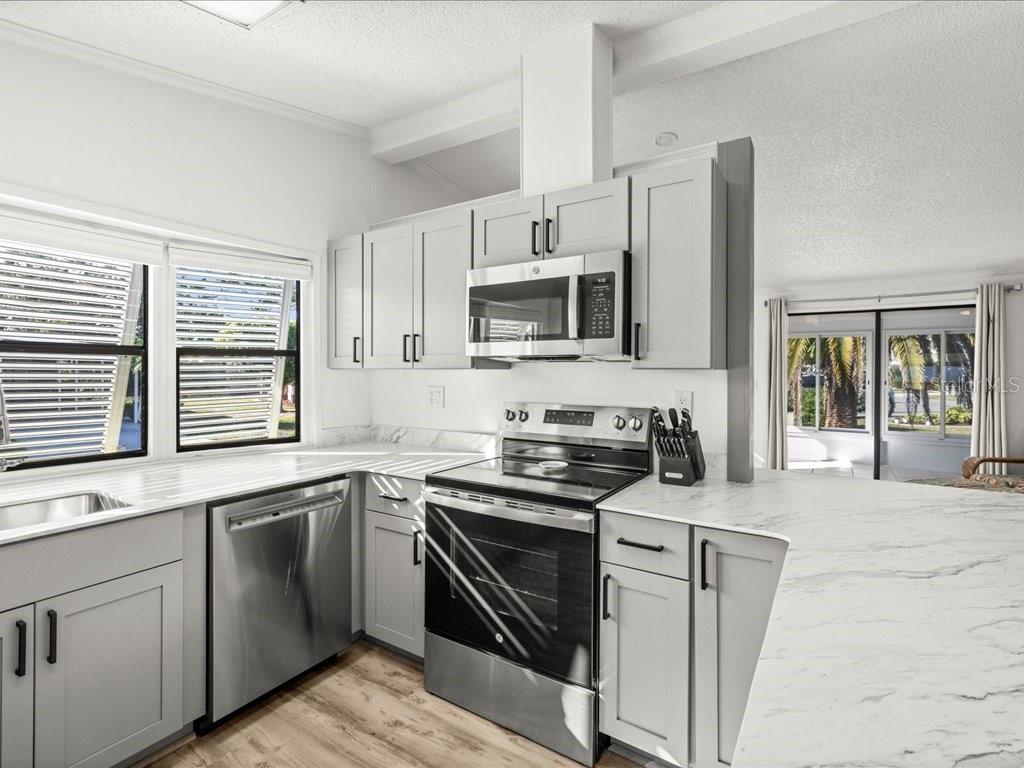 Image 14 of 46 For 809 Manchester Court