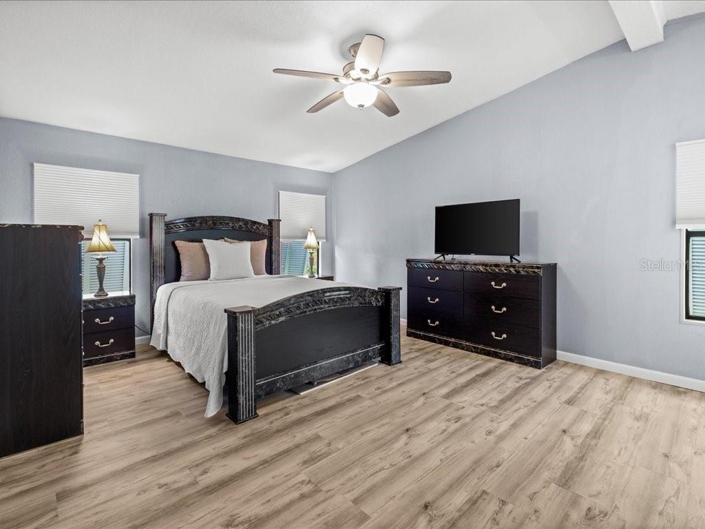 Image 18 of 46 For 809 Manchester Court