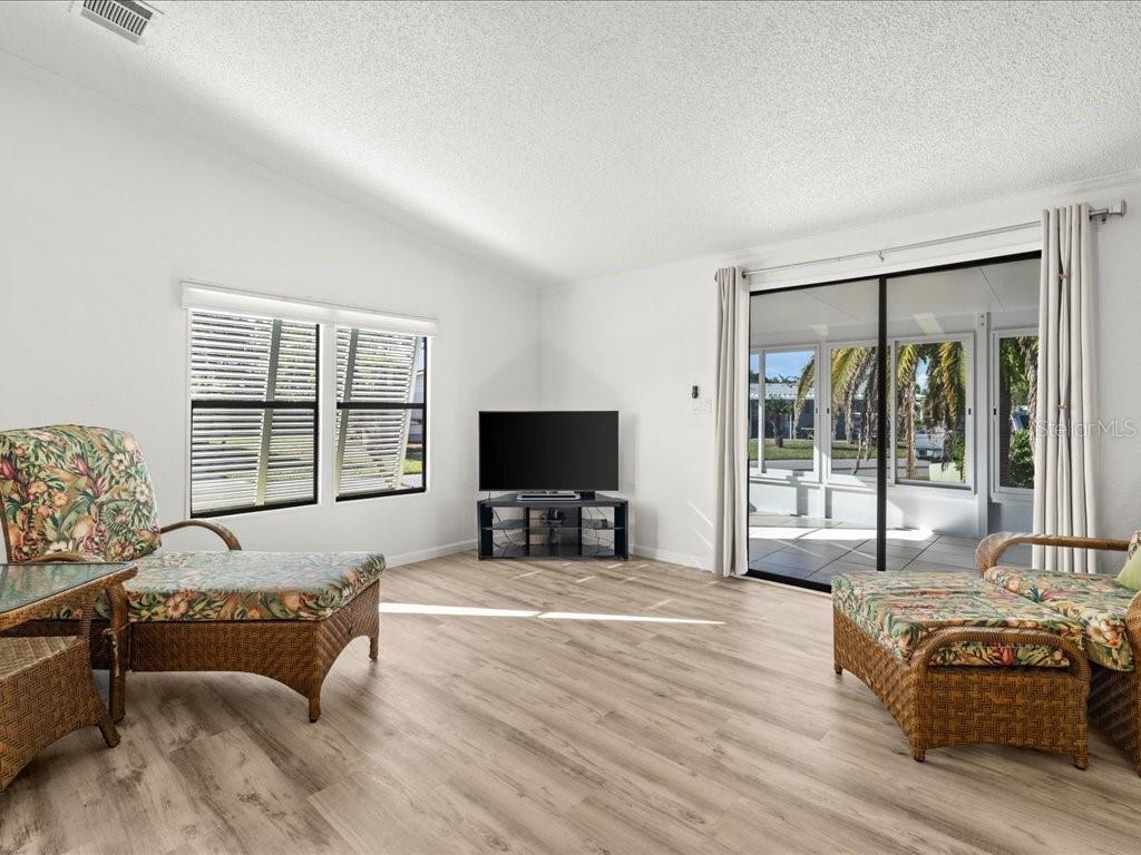 Image 6 of 46 For 809 Manchester Court