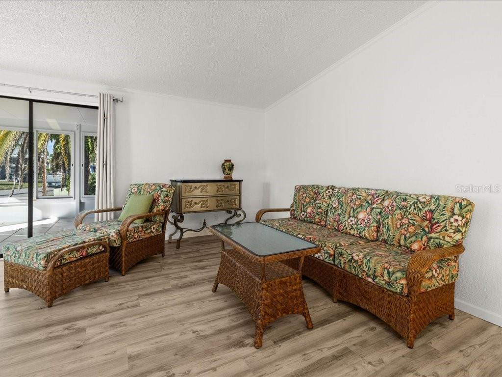 Image 7 of 46 For 809 Manchester Court