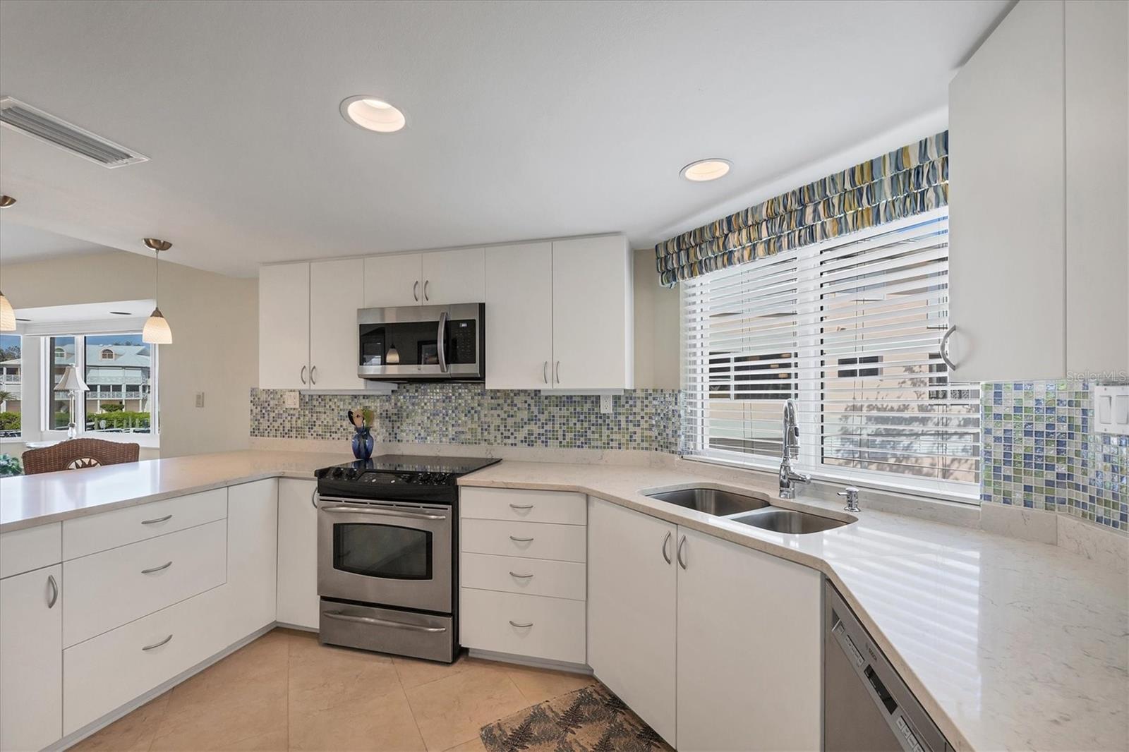 Image 12 of 60 For 11000 Placida Rd  702