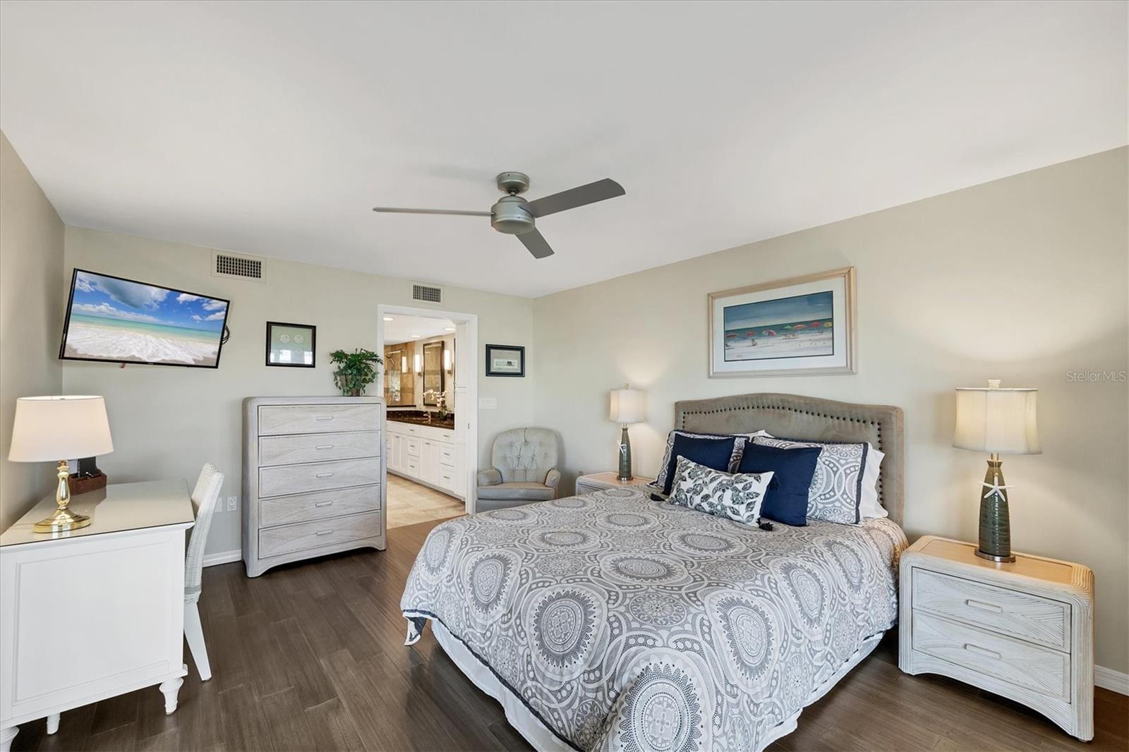 Image 18 of 60 For 11000 Placida Rd  702