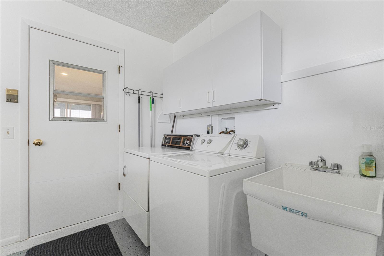 Image 30 of 47 For 607 Deerwood Avenue 607