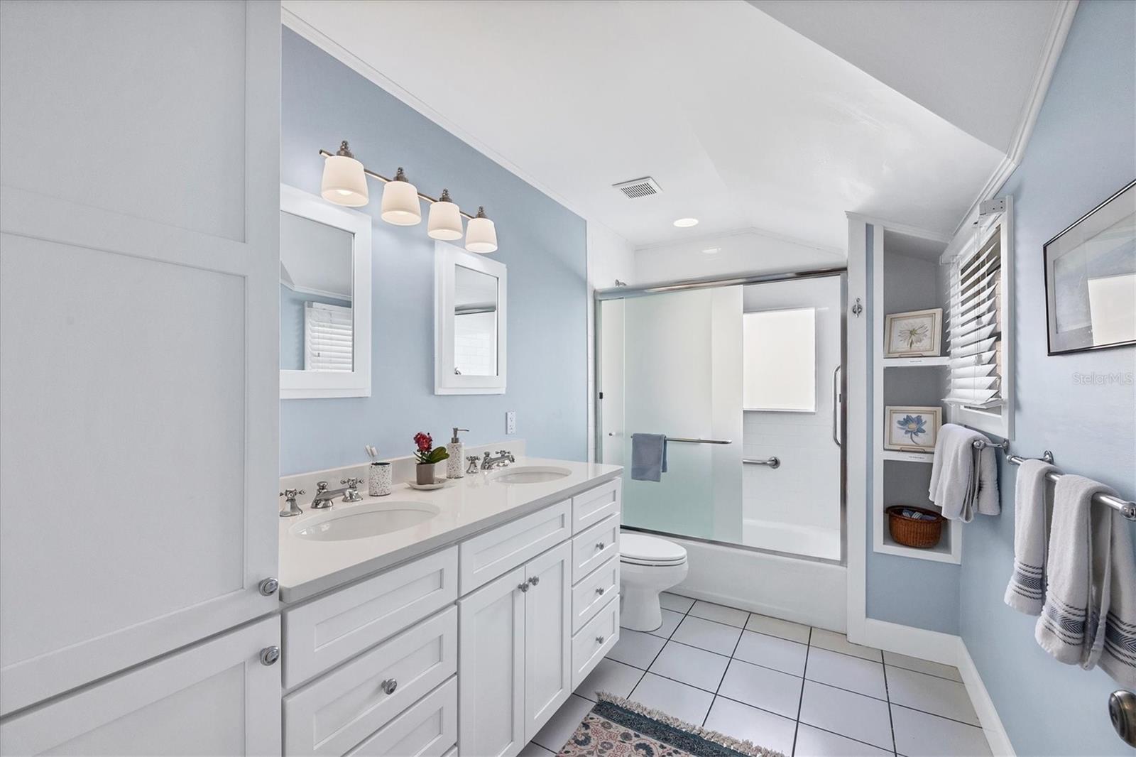 Image 28 of 38 For 380 Tarpon Avenue