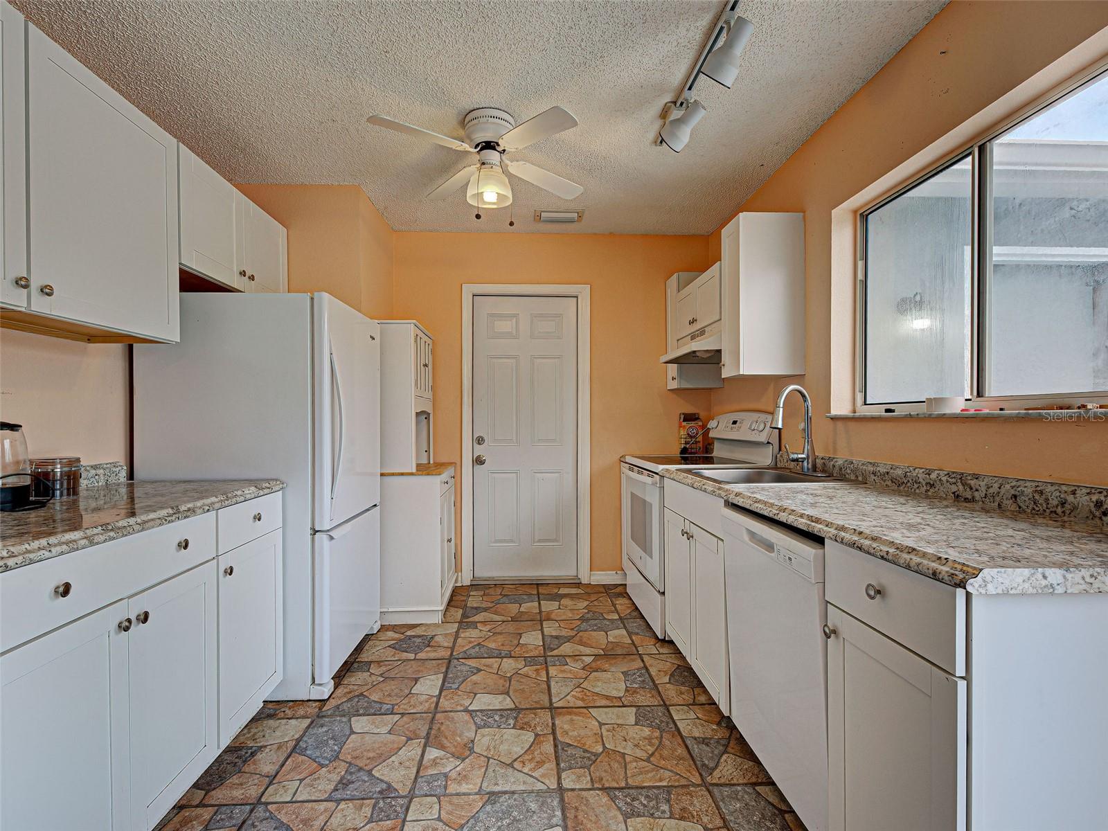 Image 10 of 32 For 13498 Darnell Avenue