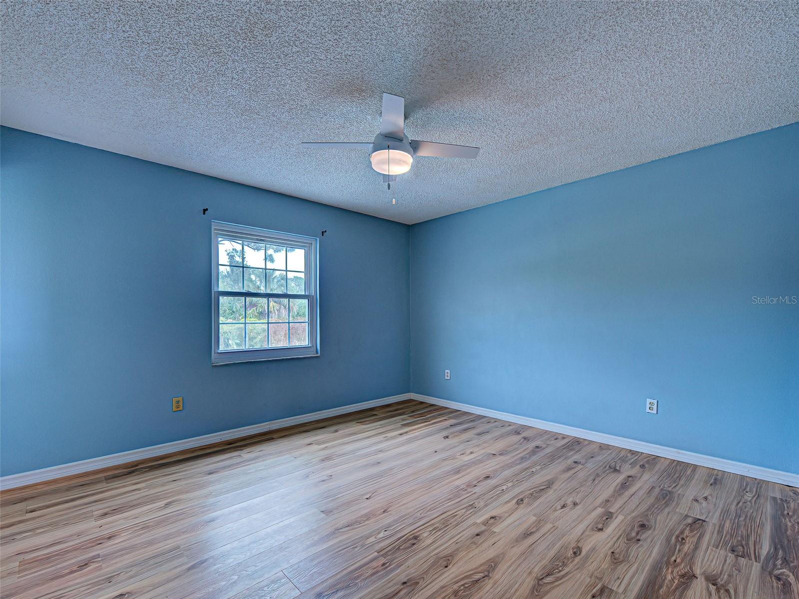 Image 12 of 32 For 13498 Darnell Avenue