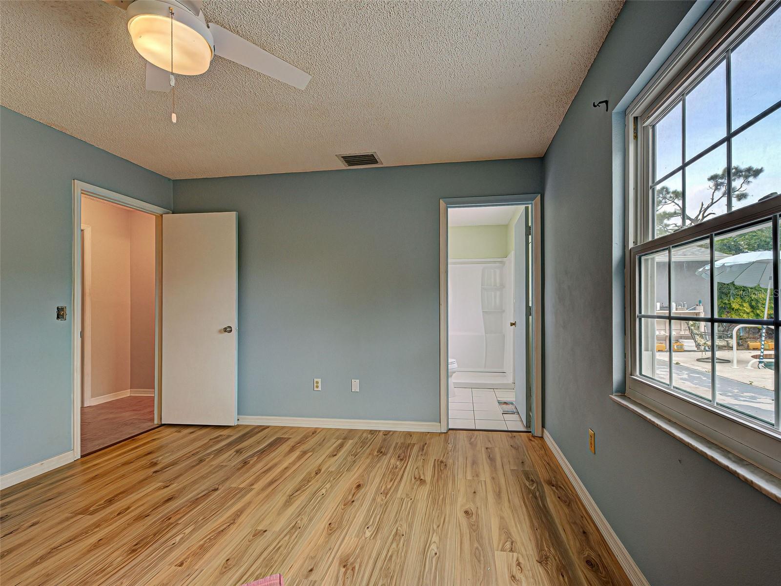 Image 13 of 32 For 13498 Darnell Avenue