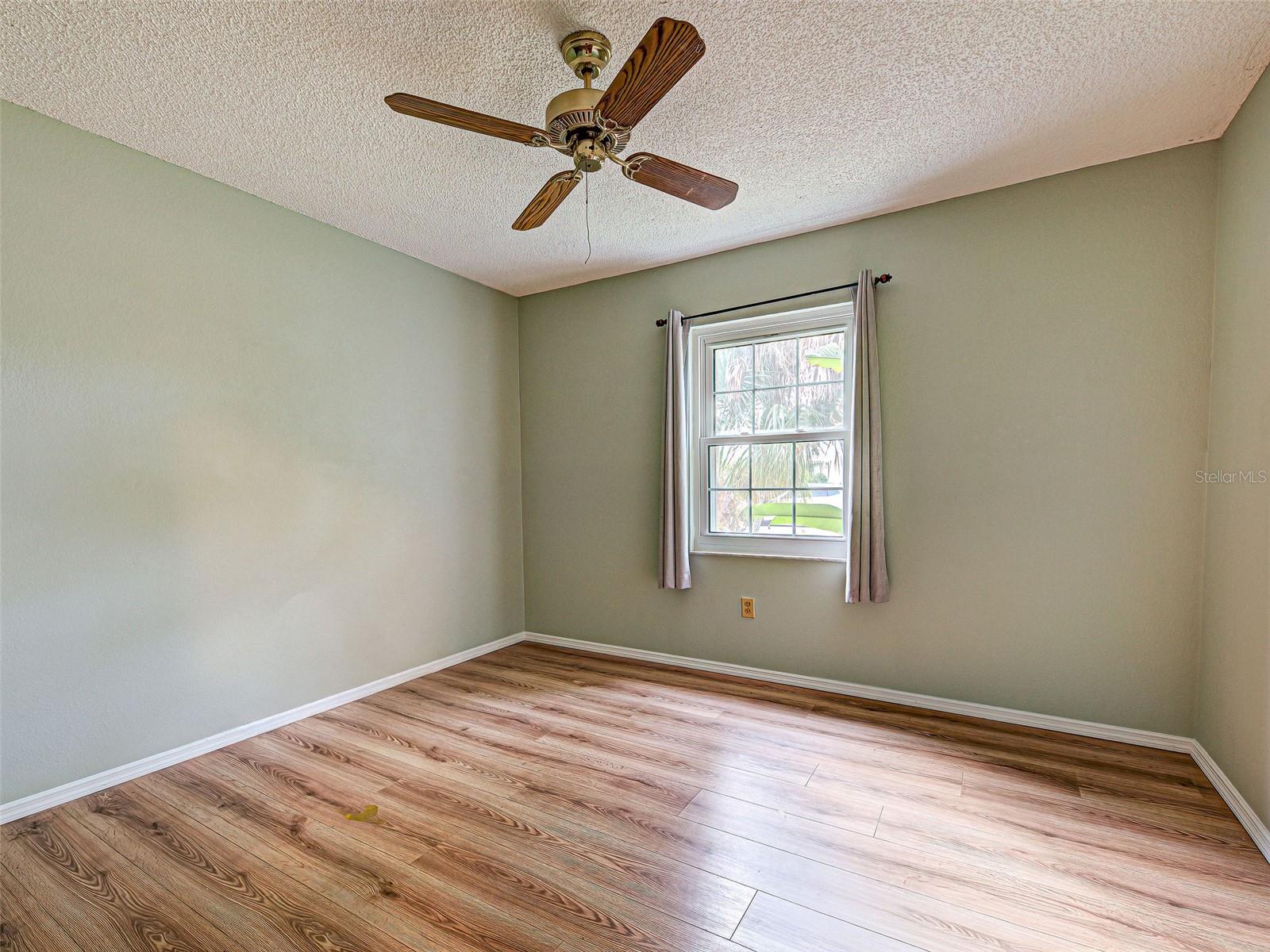 Image 16 of 32 For 13498 Darnell Avenue