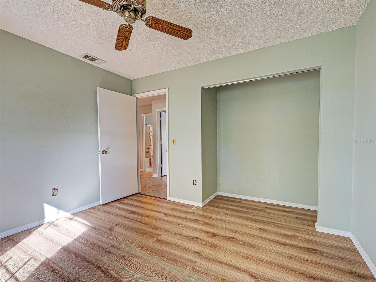 Image 17 of 32 For 13498 Darnell Avenue