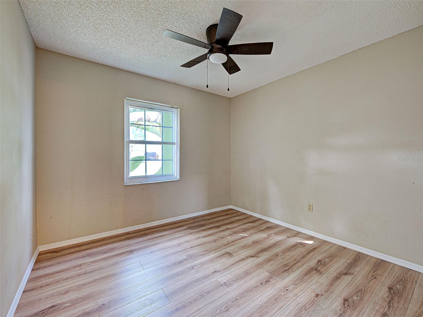 Image 19 of 32 For 13498 Darnell Avenue