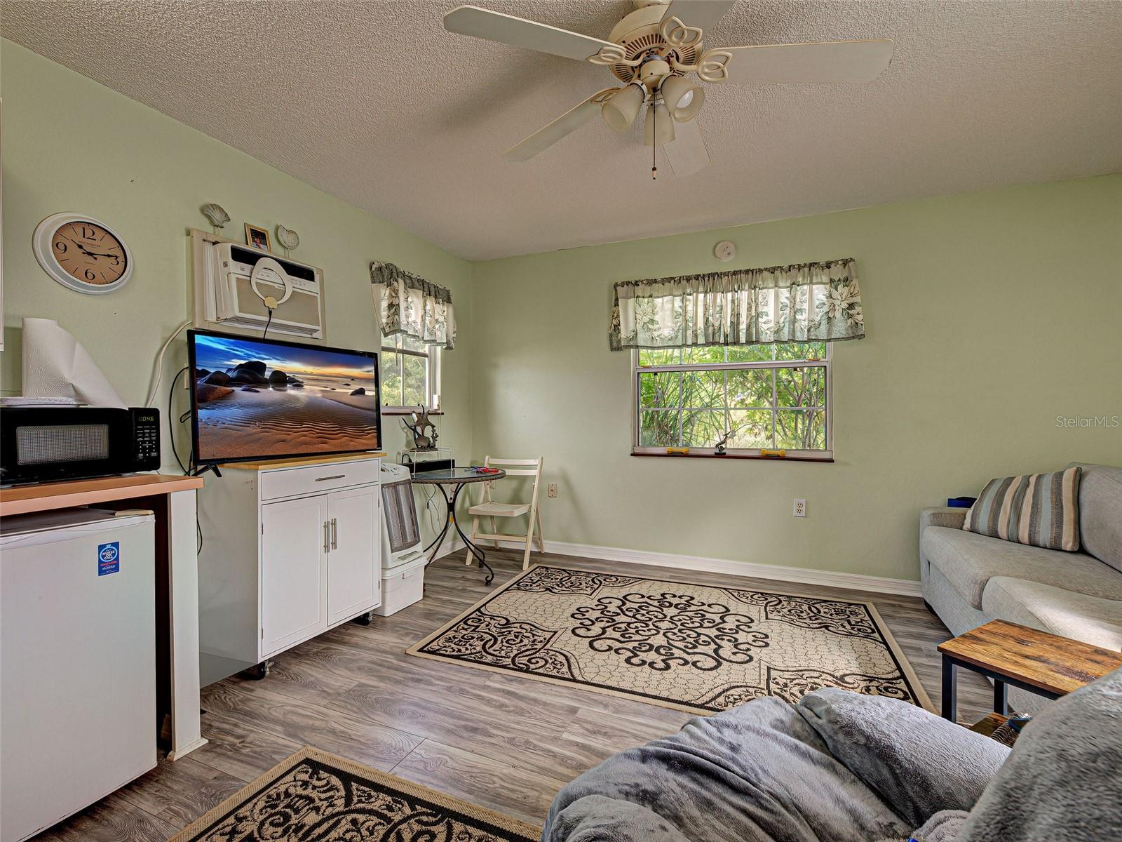 Image 20 of 32 For 13498 Darnell Avenue