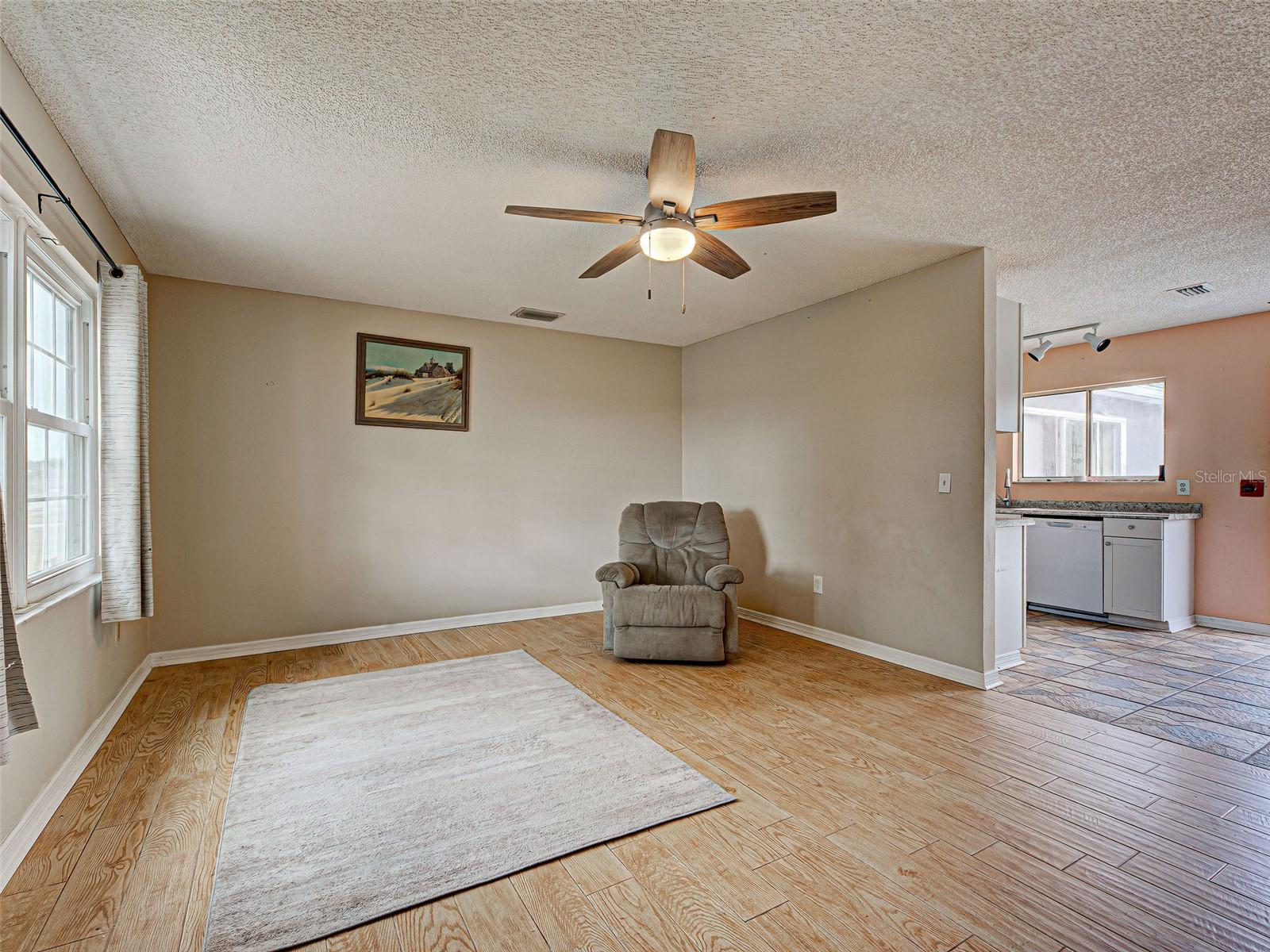 Image 3 of 32 For 13498 Darnell Avenue