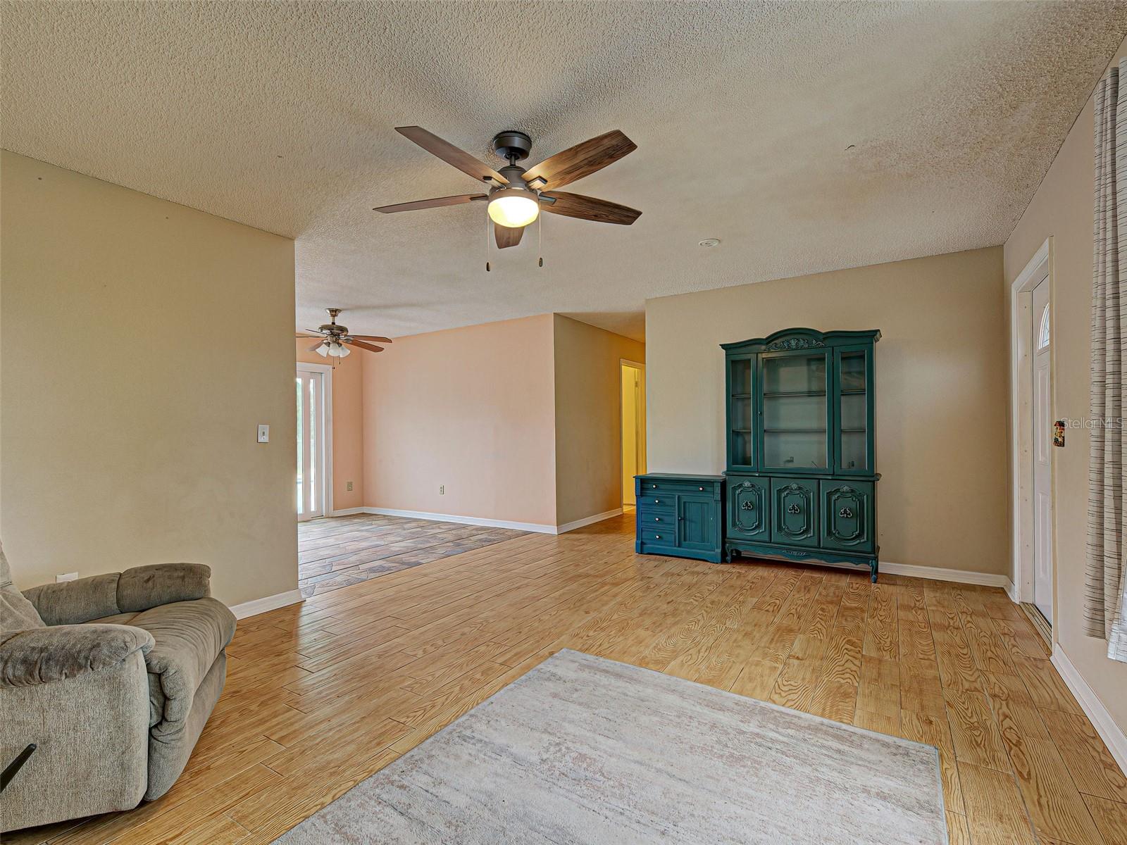 Image 4 of 32 For 13498 Darnell Avenue