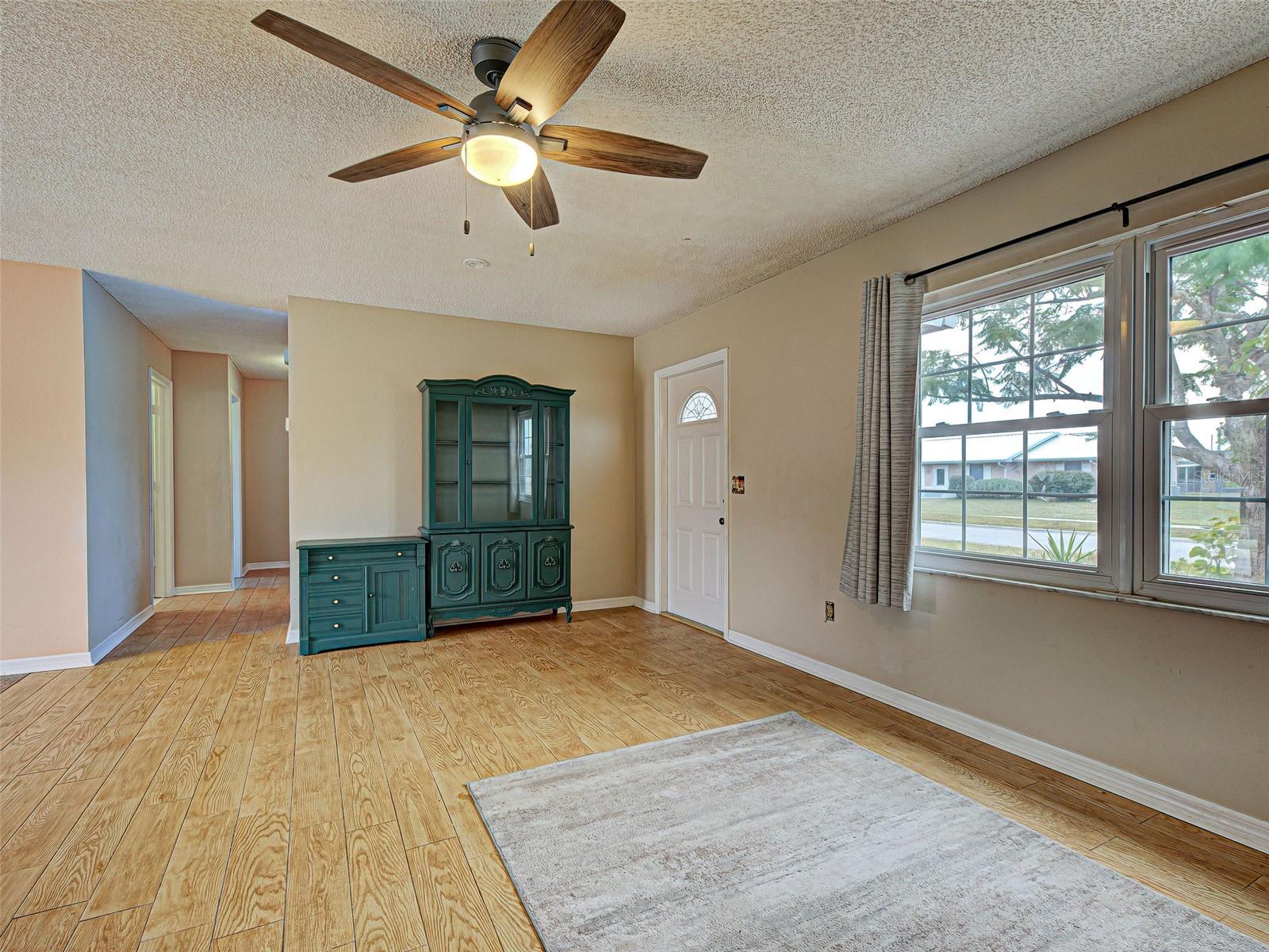 Image 5 of 32 For 13498 Darnell Avenue