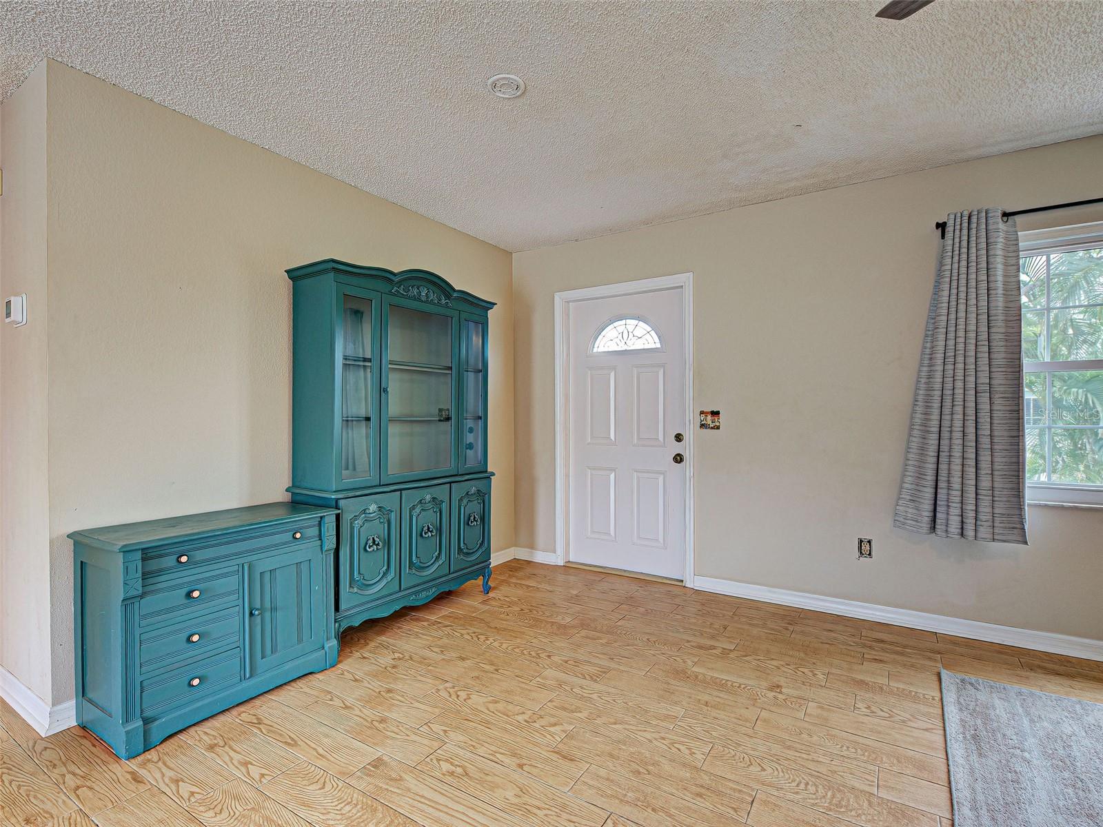 Image 6 of 32 For 13498 Darnell Avenue