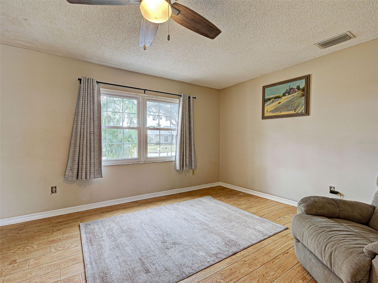 Image 7 of 32 For 13498 Darnell Avenue