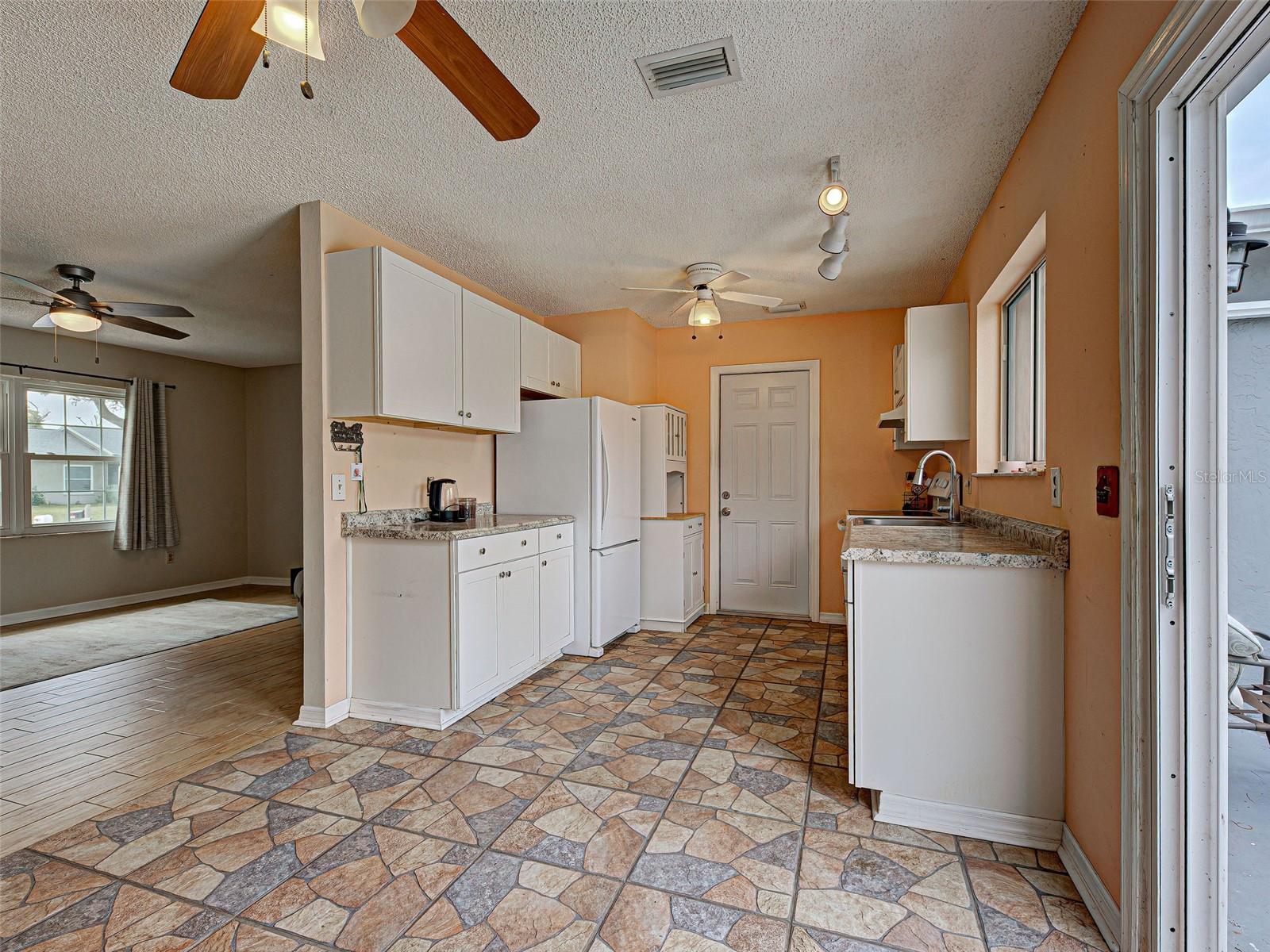 Image 9 of 32 For 13498 Darnell Avenue