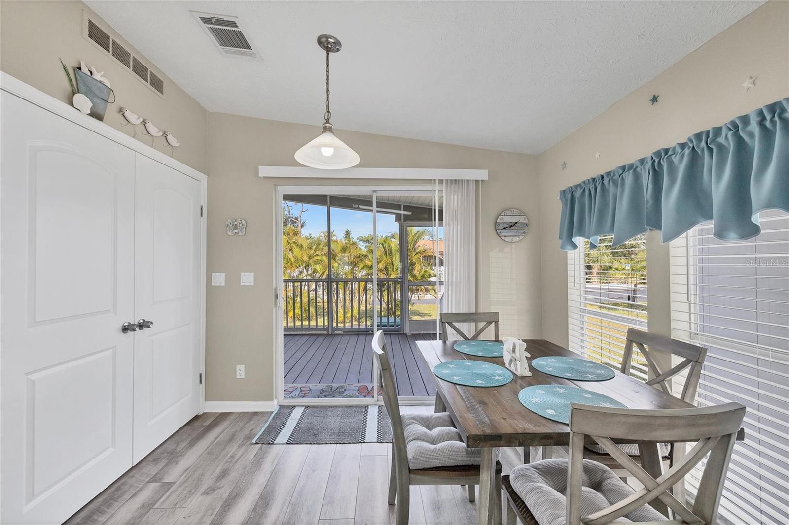 Image 20 of 38 For 9086 Pinehaven Way