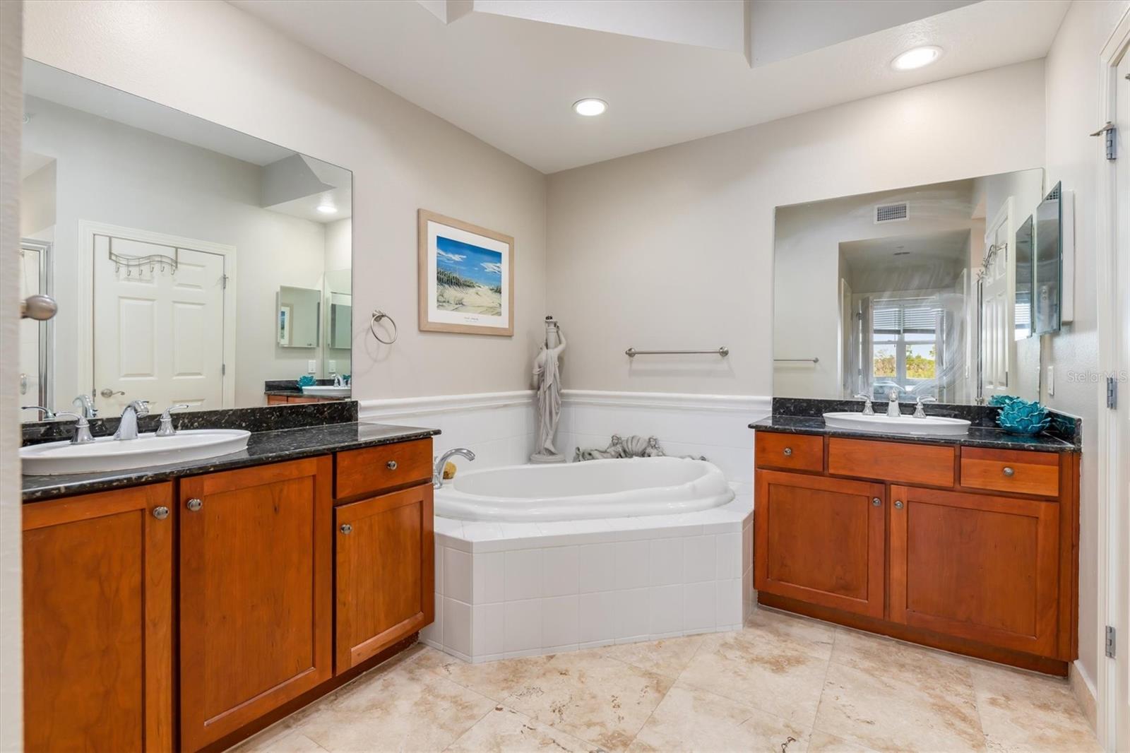 Image 20 of 55 For 10501 Amberjack Way 201