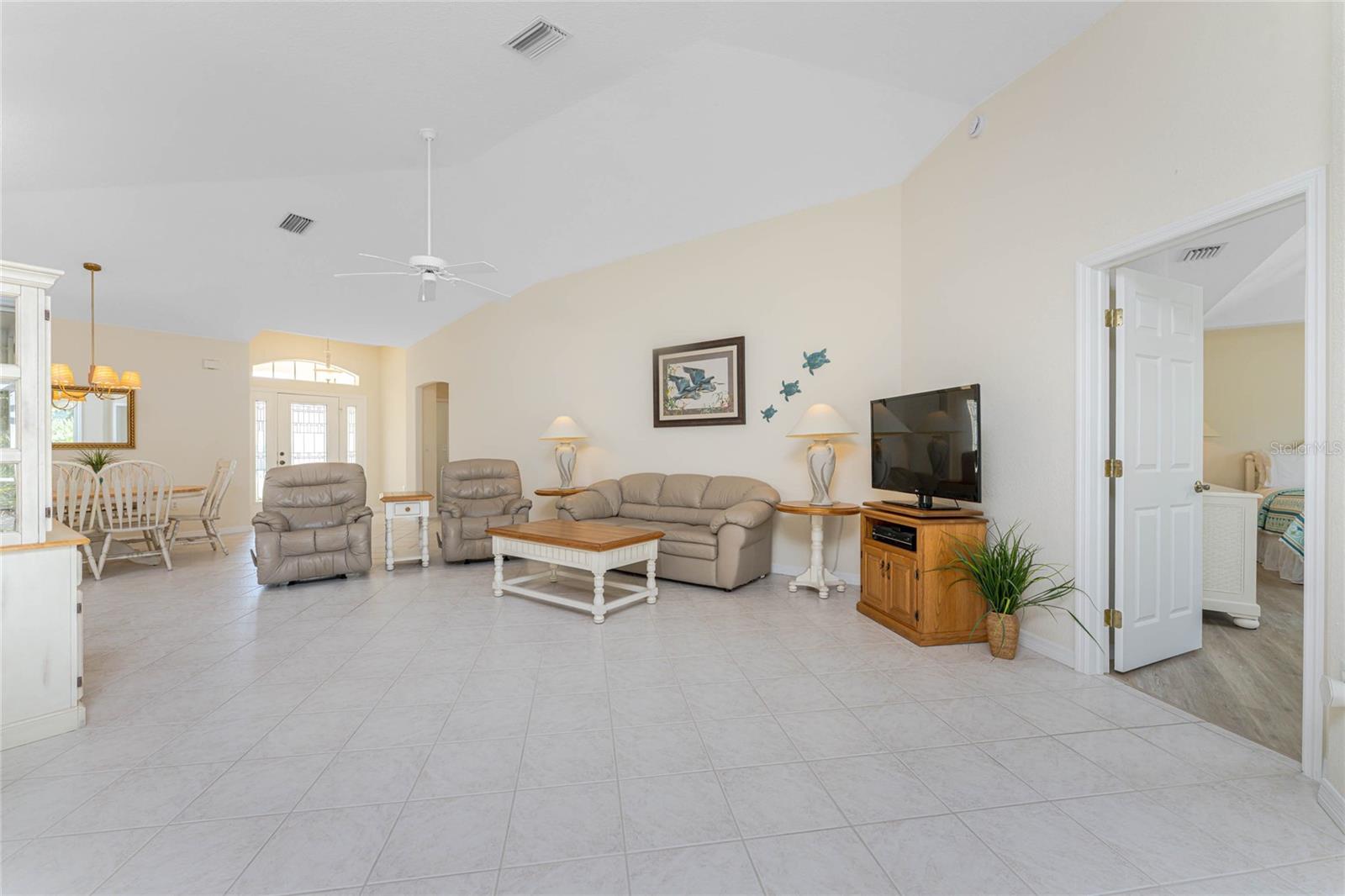 Image 14 of 62 For 8460 Gateway Court