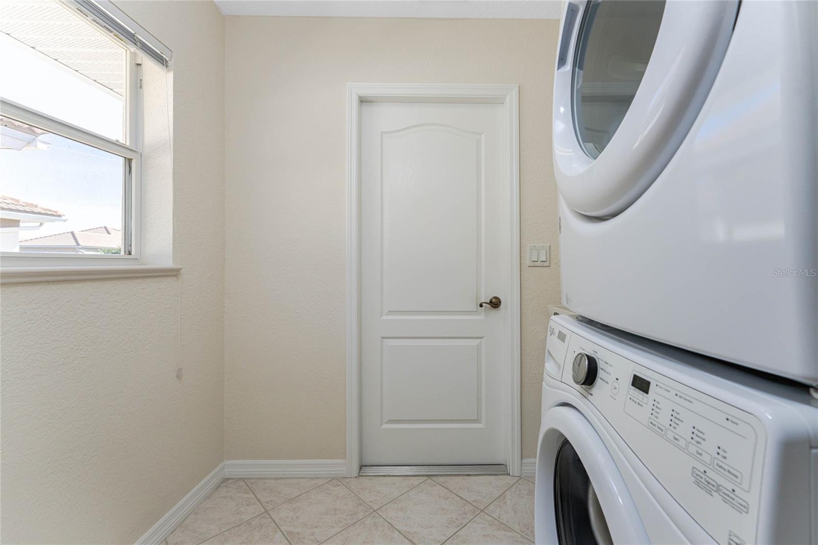 Image 39 of 62 For 8460 Gateway Court