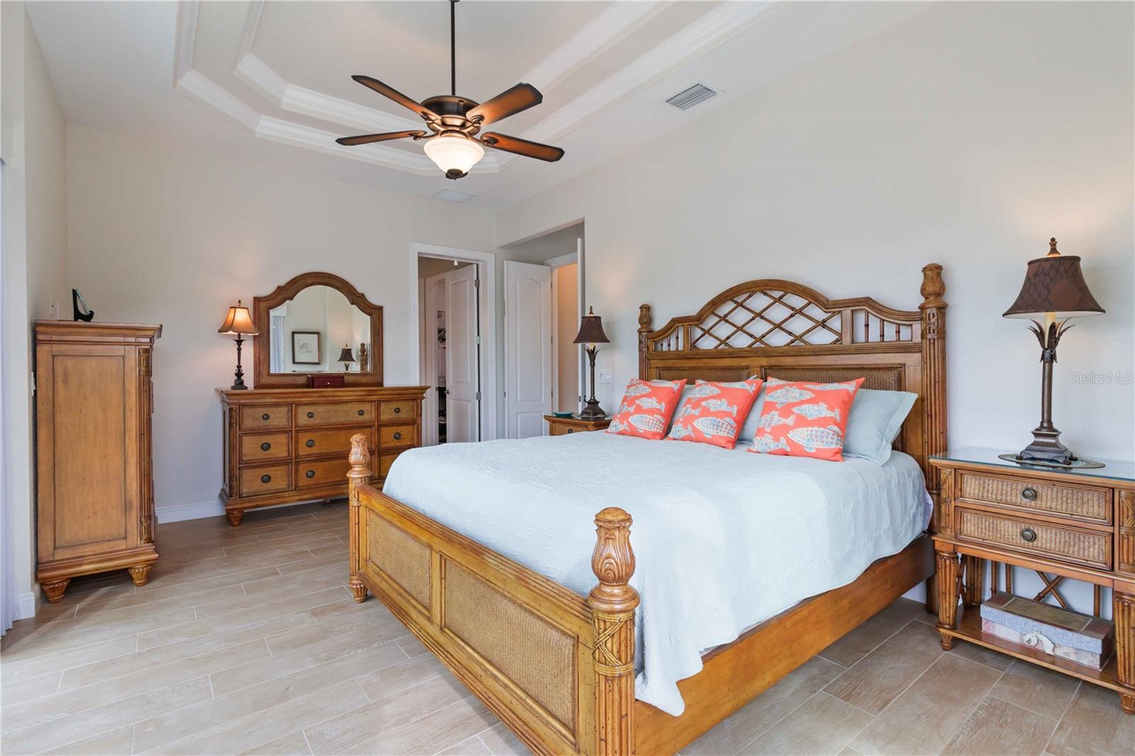 Image 17 of 52 For 15762 Viscount Circle