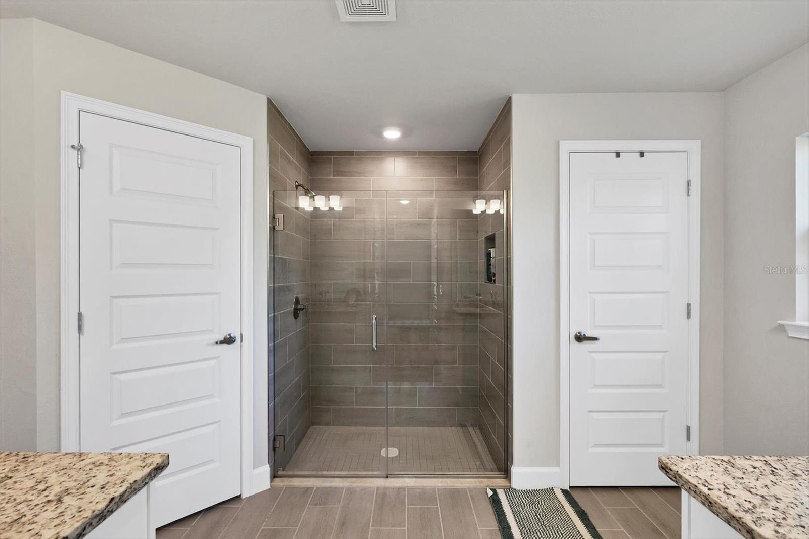 Image 21 of 61 For 14368 Overlook Avenue