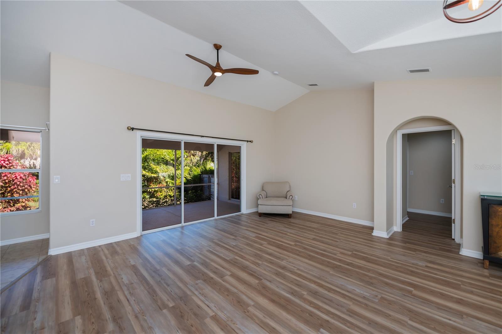 Image 11 of 75 For 271 Annapolis Lane