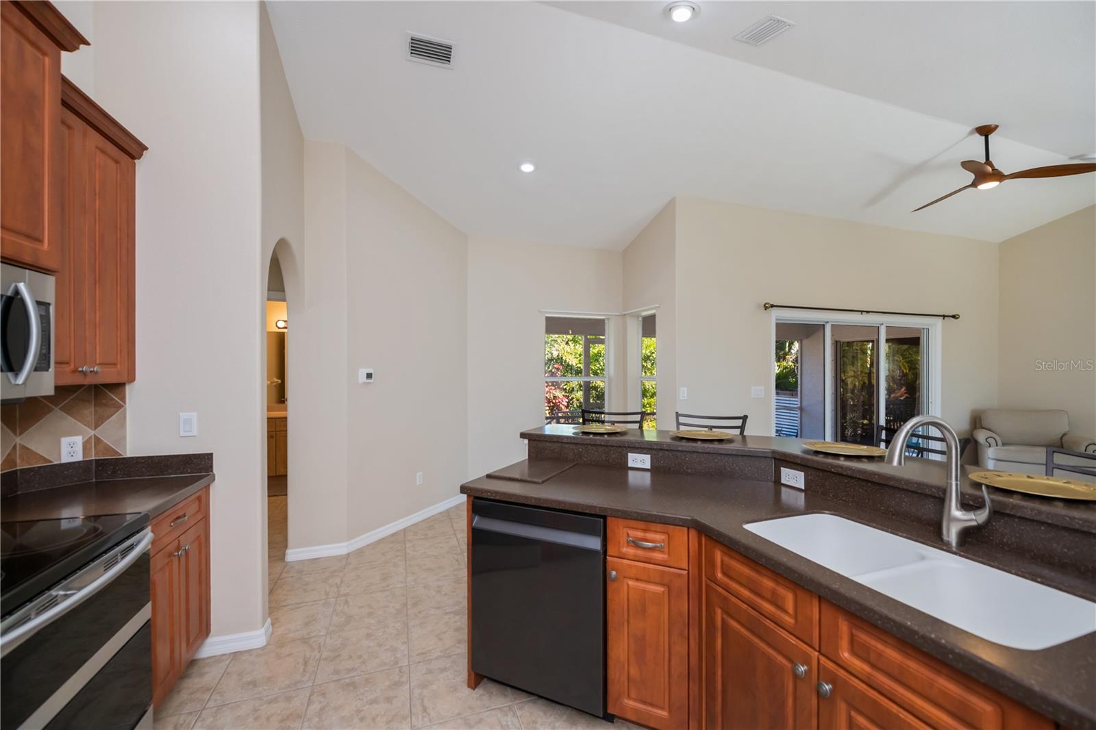 Image 14 of 75 For 271 Annapolis Lane