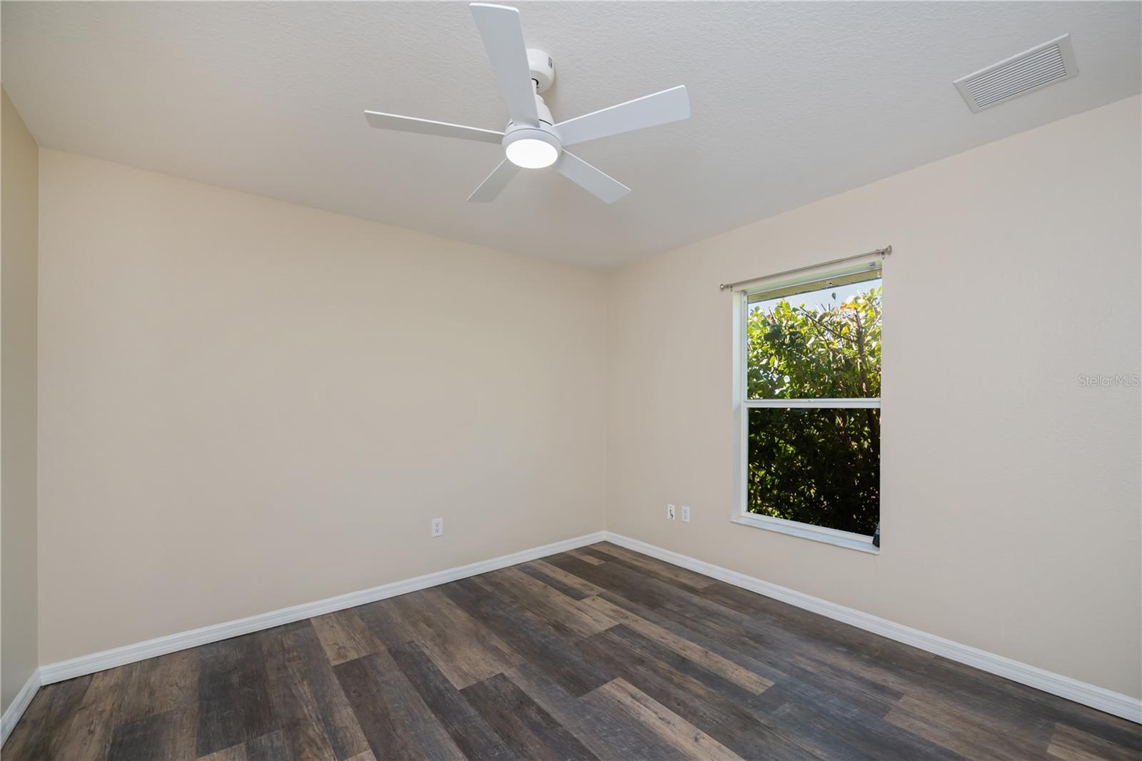 Image 38 of 75 For 271 Annapolis Lane