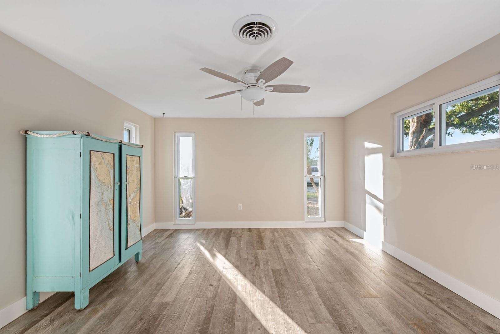 Image 28 of 72 For 300 Bay Heights Avenue