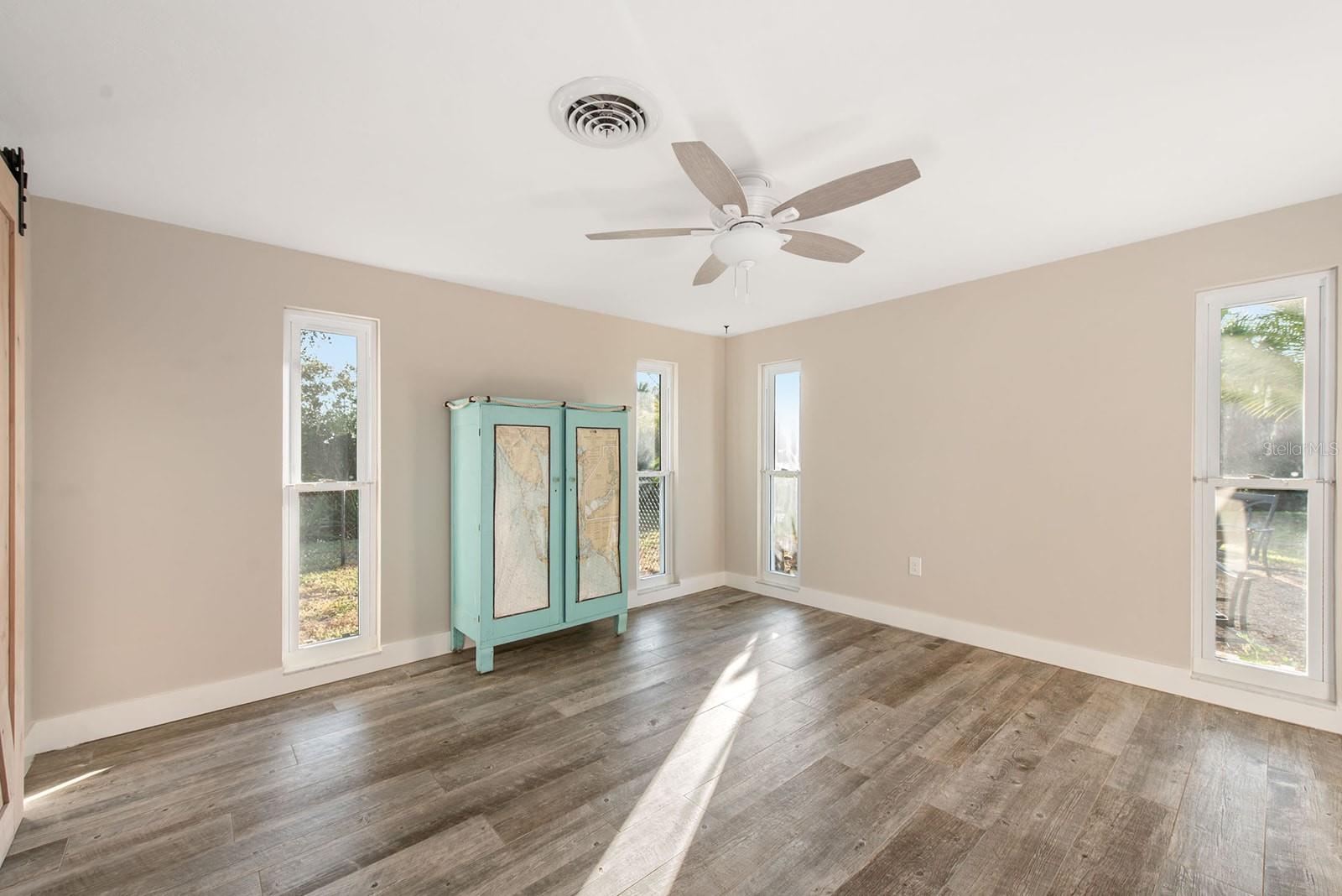 Image 29 of 72 For 300 Bay Heights Avenue