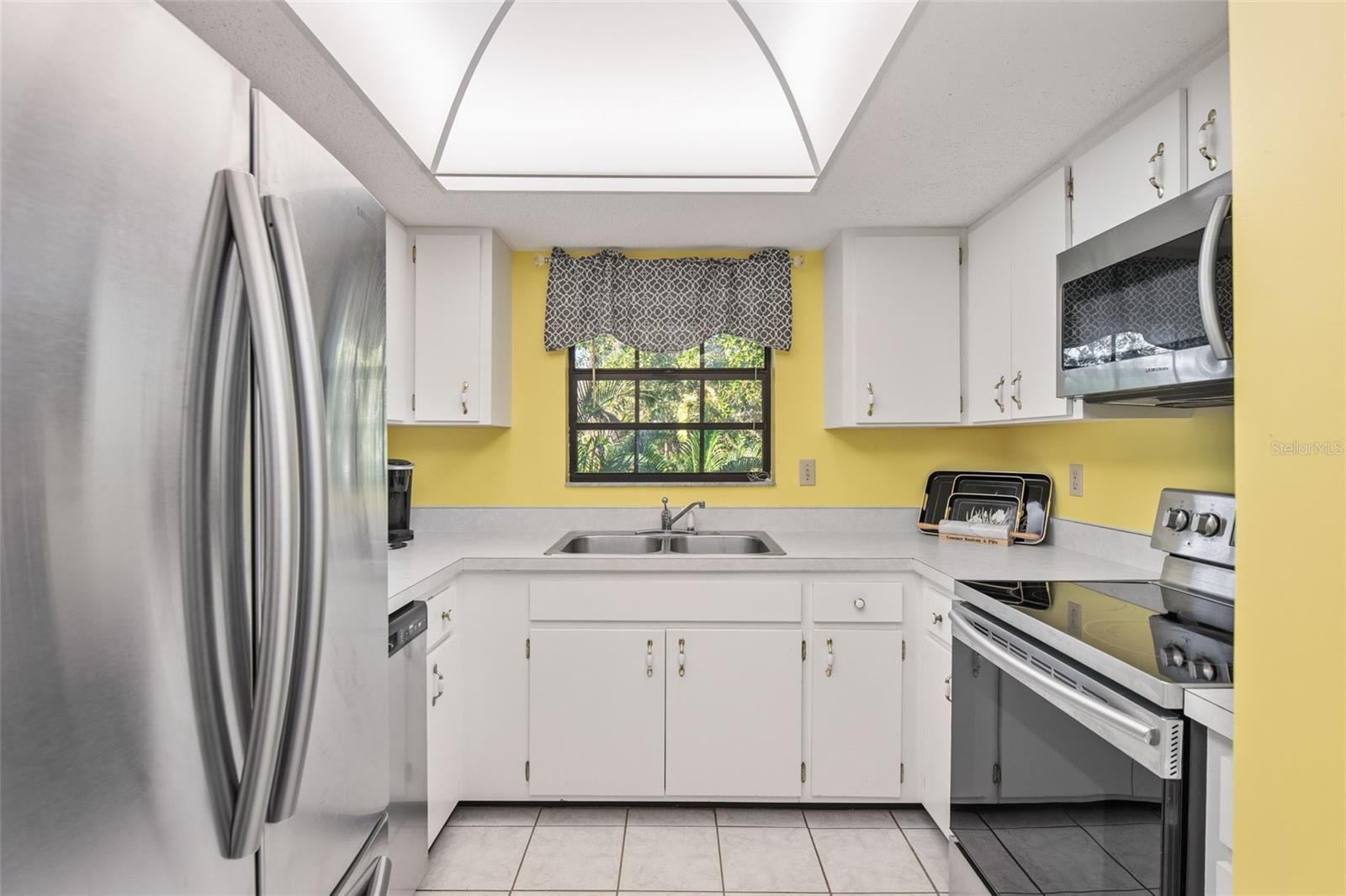 Image 13 of 68 For 1730 Manasota Beach Road 207