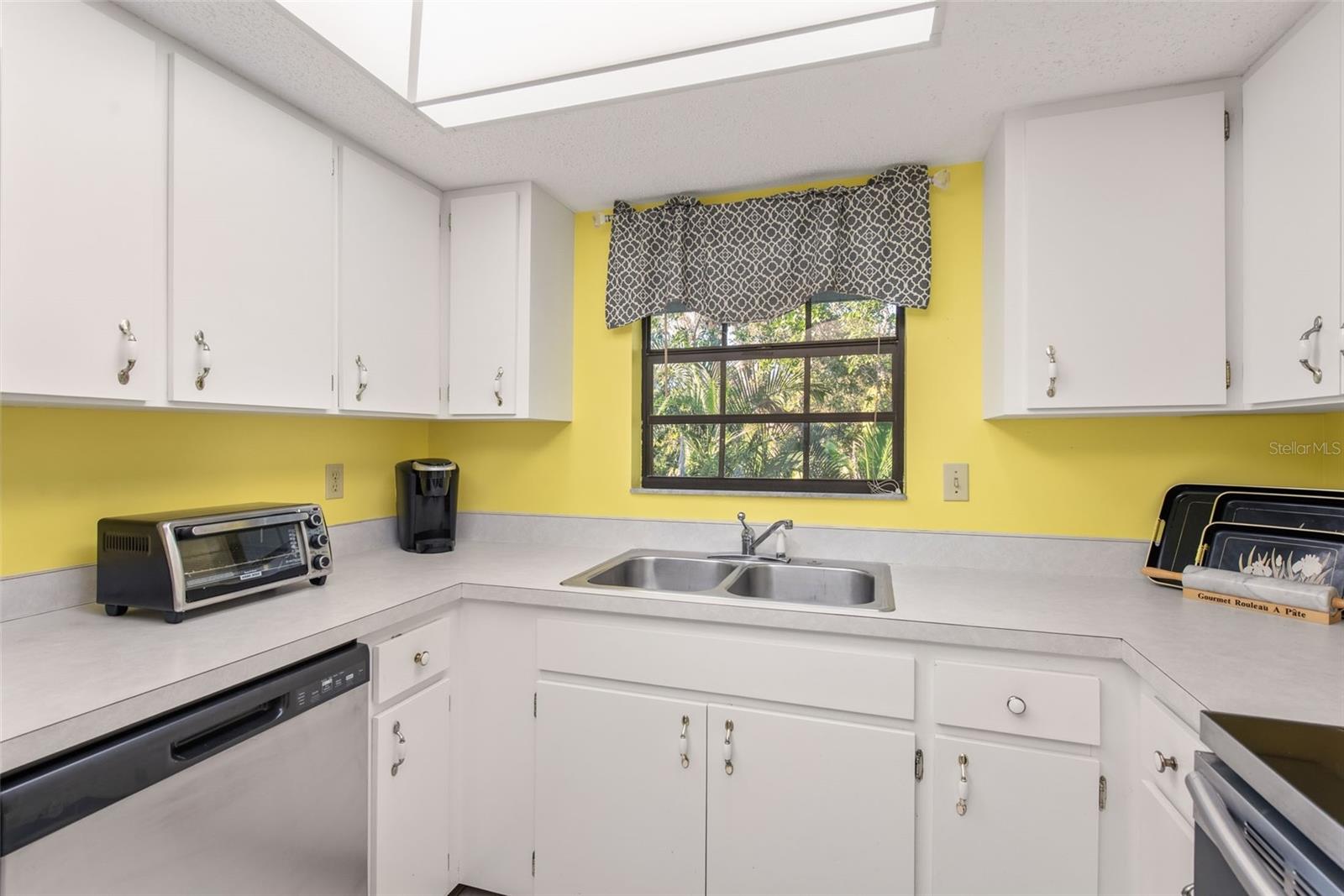 Image 14 of 68 For 1730 Manasota Beach Road 207