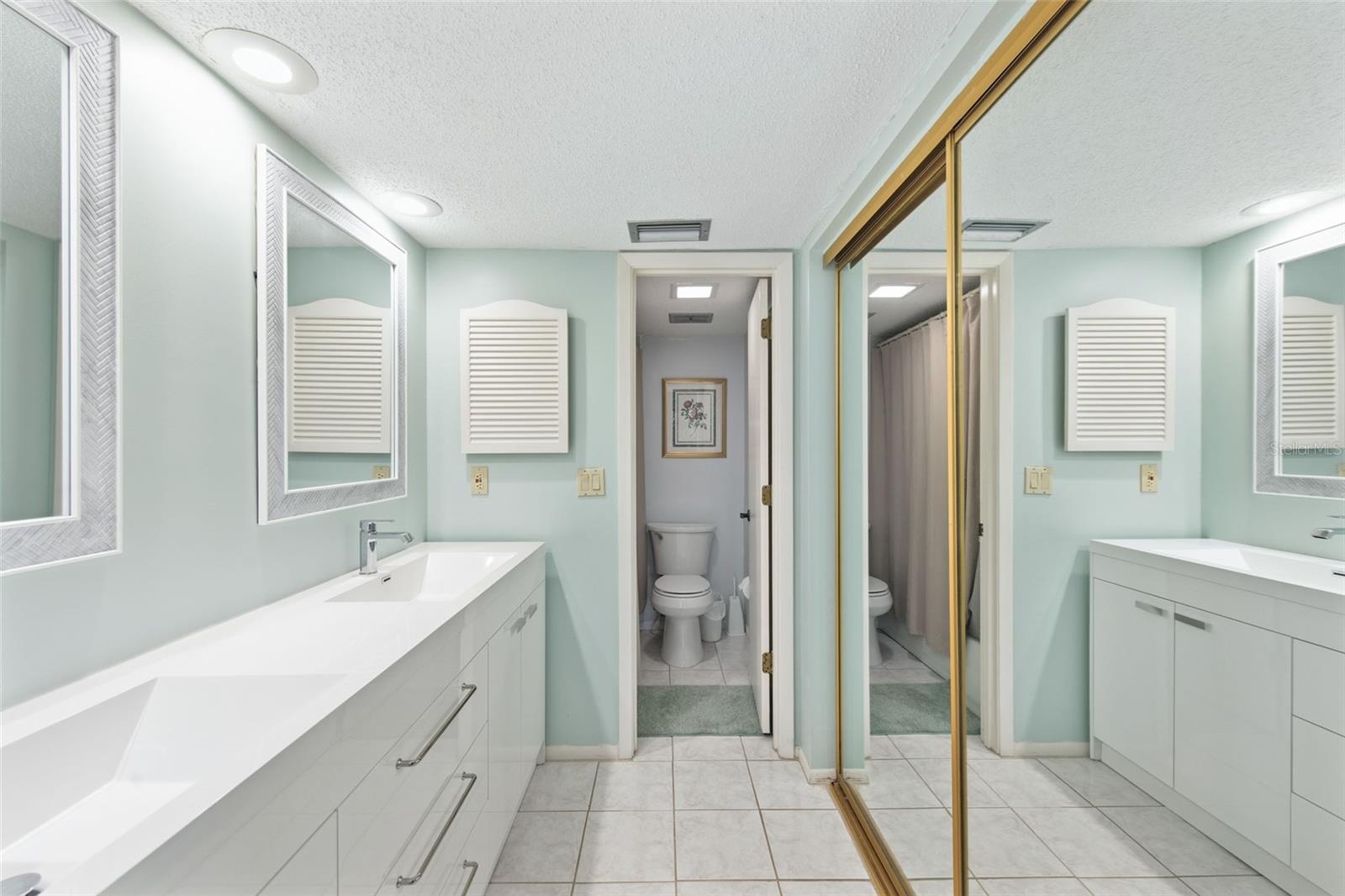 Image 26 of 68 For 1730 Manasota Beach Road 207