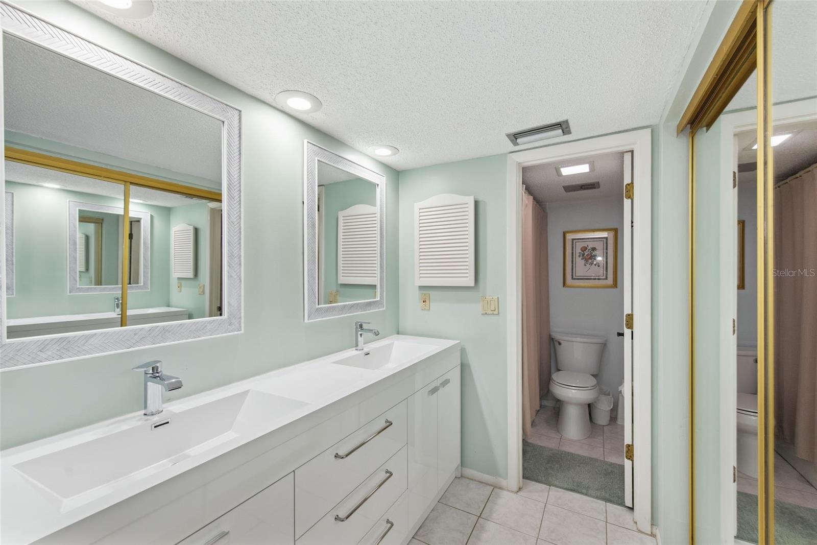 Image 27 of 68 For 1730 Manasota Beach Road 207