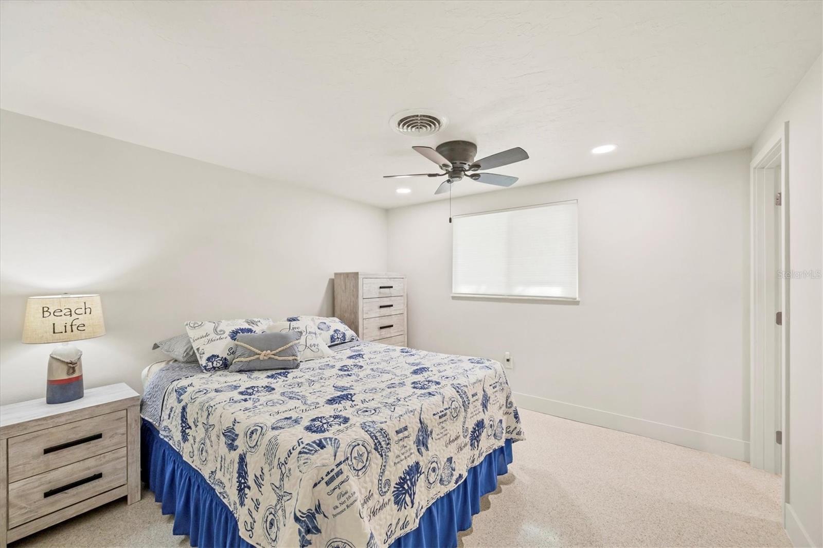 Image 21 of 47 For 1245 Holiday Drive