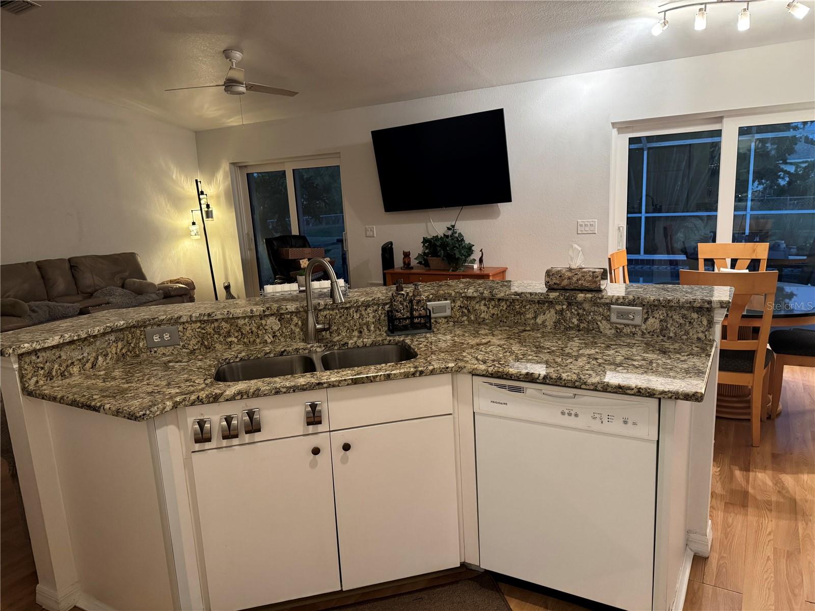 Image 4 of 33 For 6984 Mamouth Street