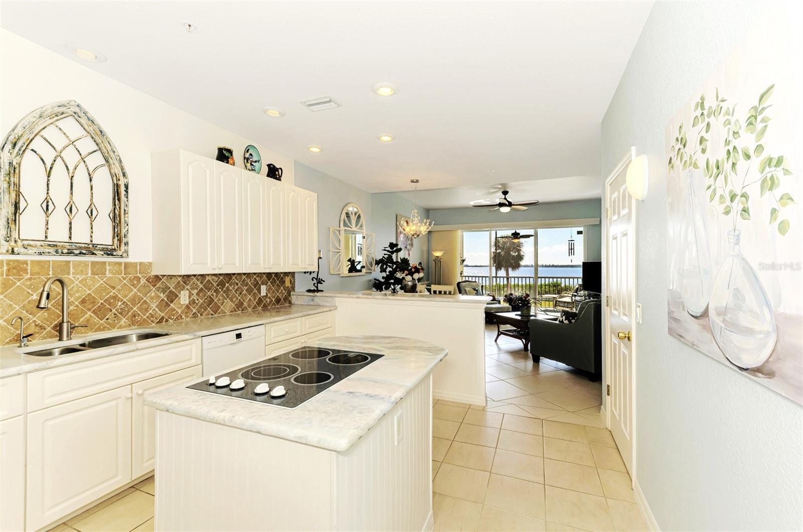 Image 8 of 55 For 4410 Warren Avenue 504