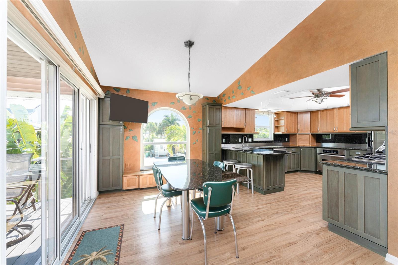 Image 13 of 86 For 2805 Beach Road B