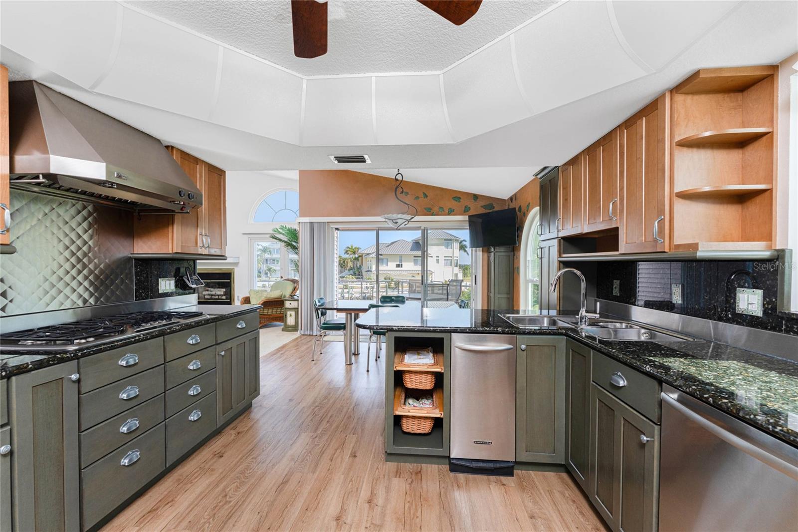 Image 18 of 86 For 2805 Beach Road B