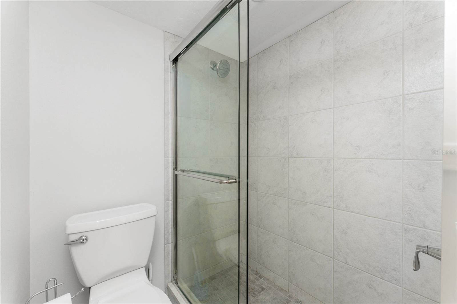 Image 25 of 41 For 1591 Beach Road 307