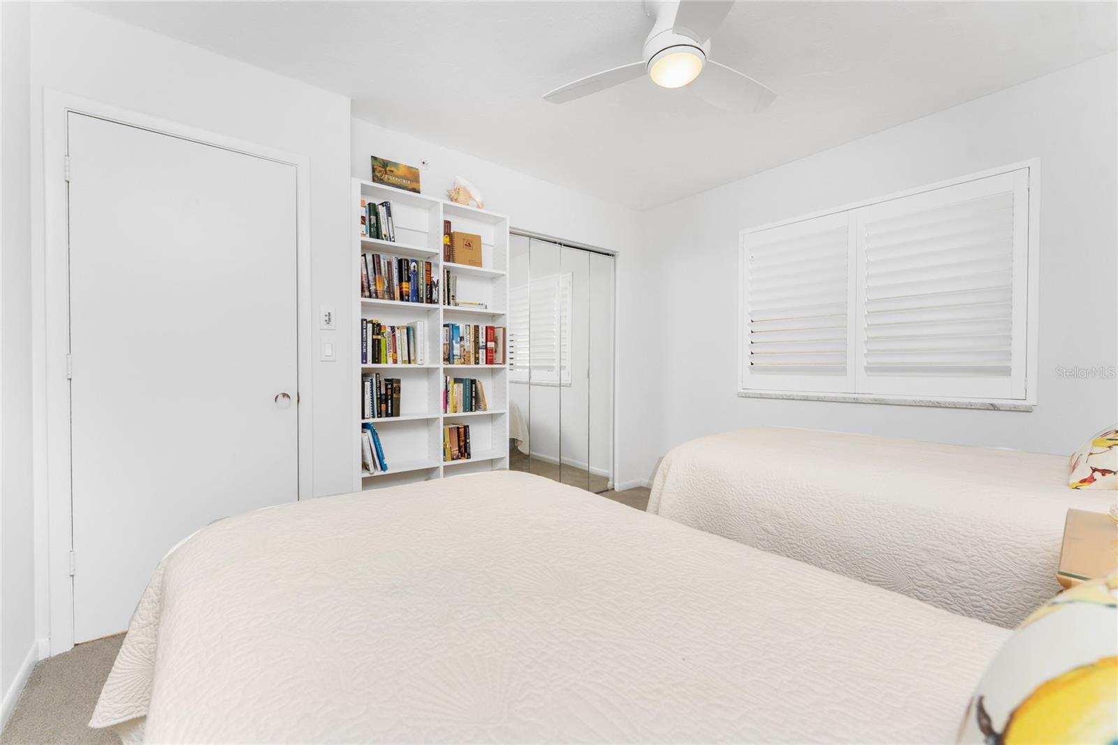 Image 29 of 41 For 1591 Beach Road 307