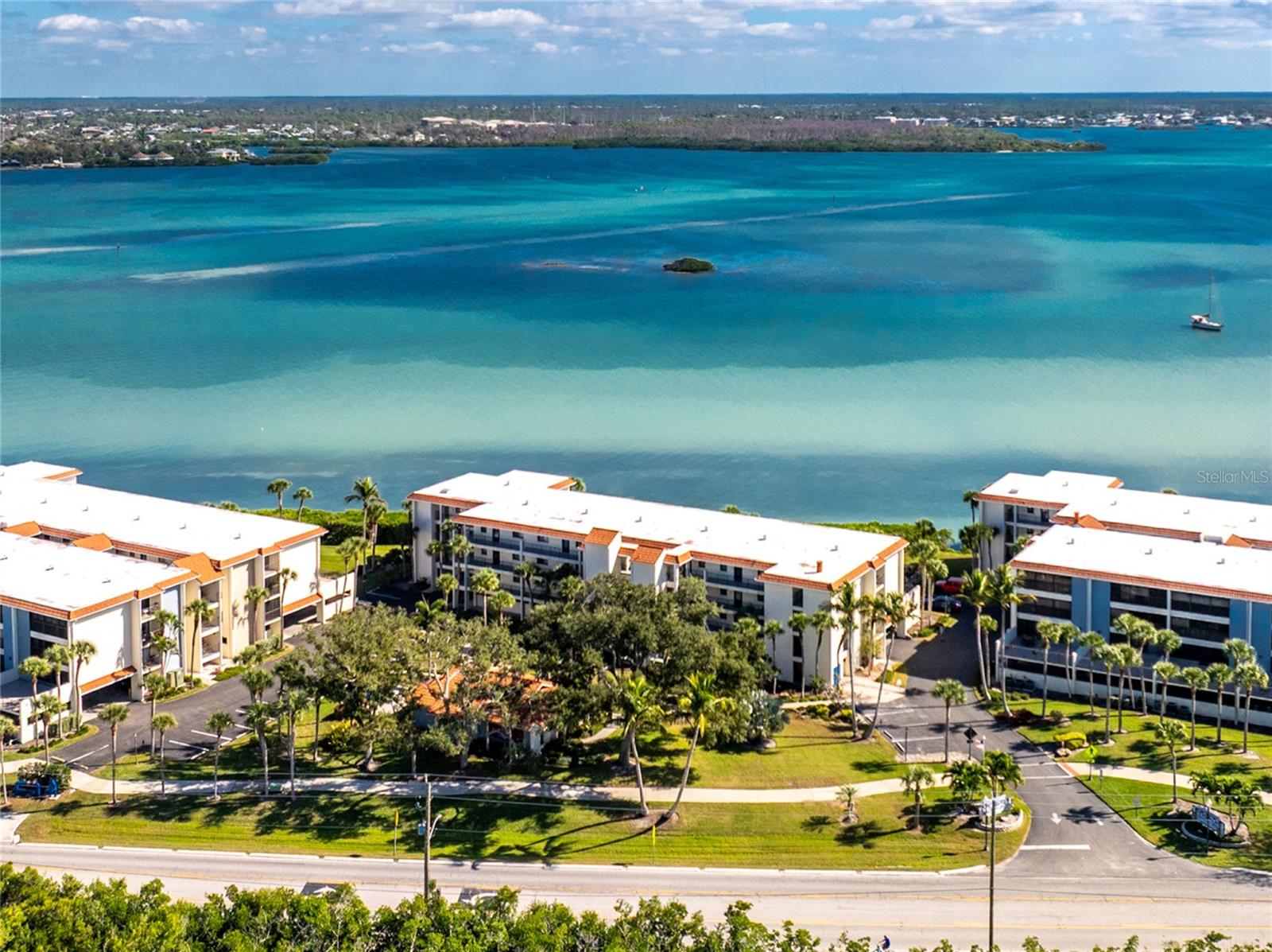 Image 34 of 41 For 1591 Beach Road 307