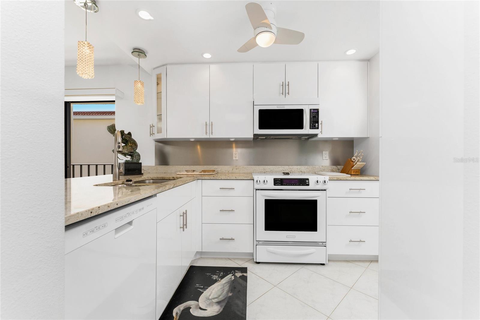 Image 7 of 41 For 1591 Beach Road 307