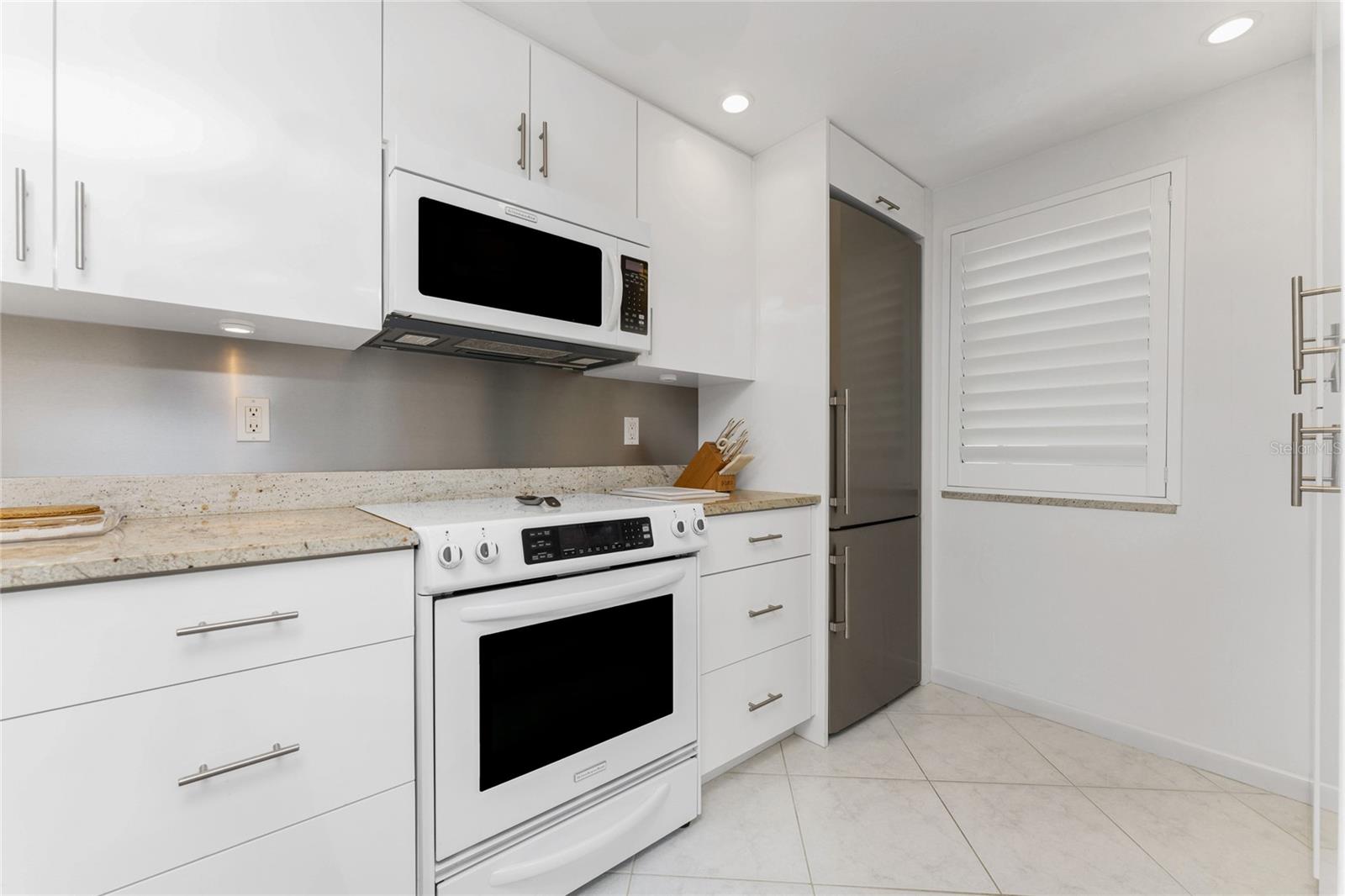 Image 8 of 41 For 1591 Beach Road 307