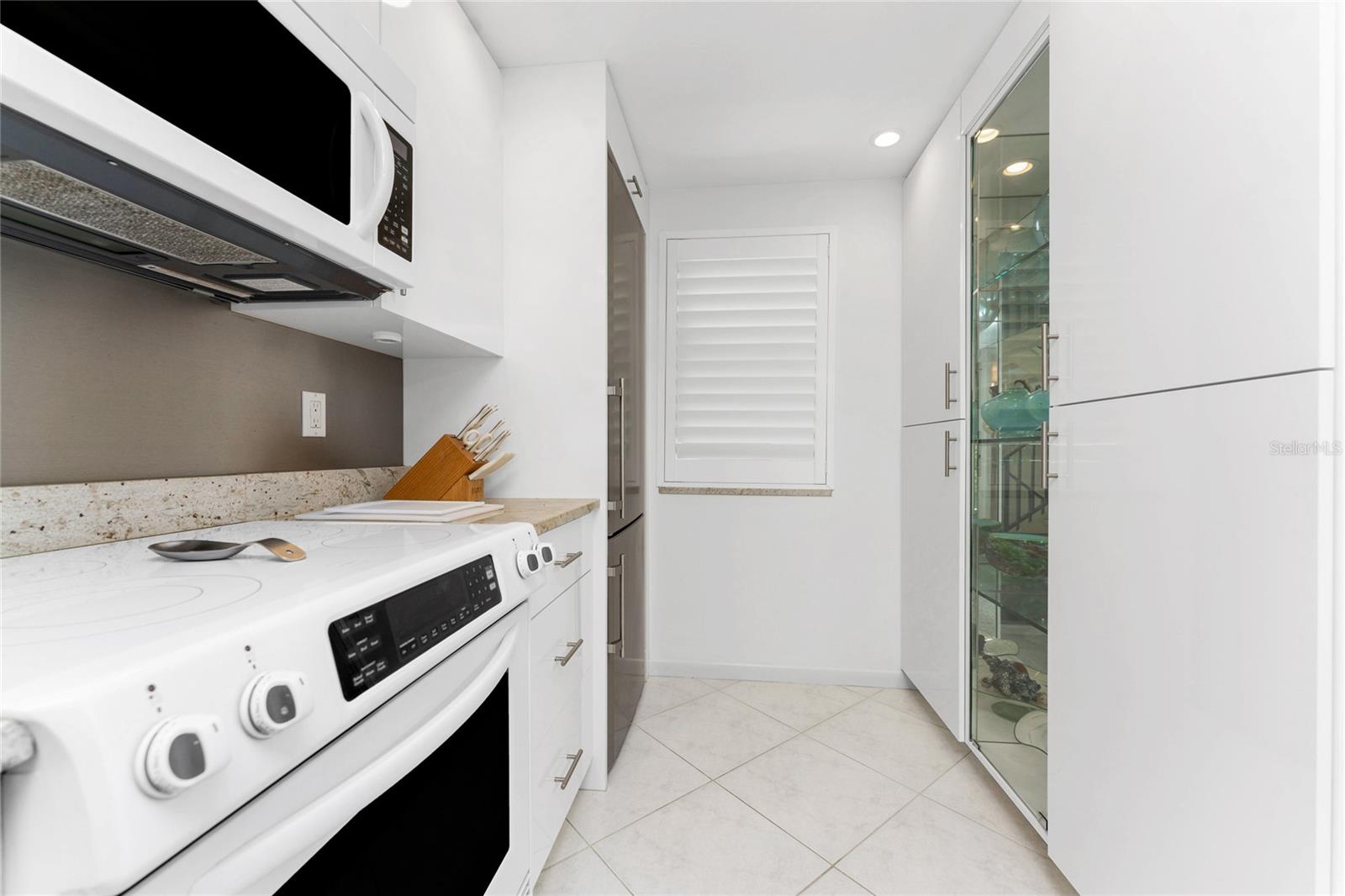 Image 9 of 41 For 1591 Beach Road 307