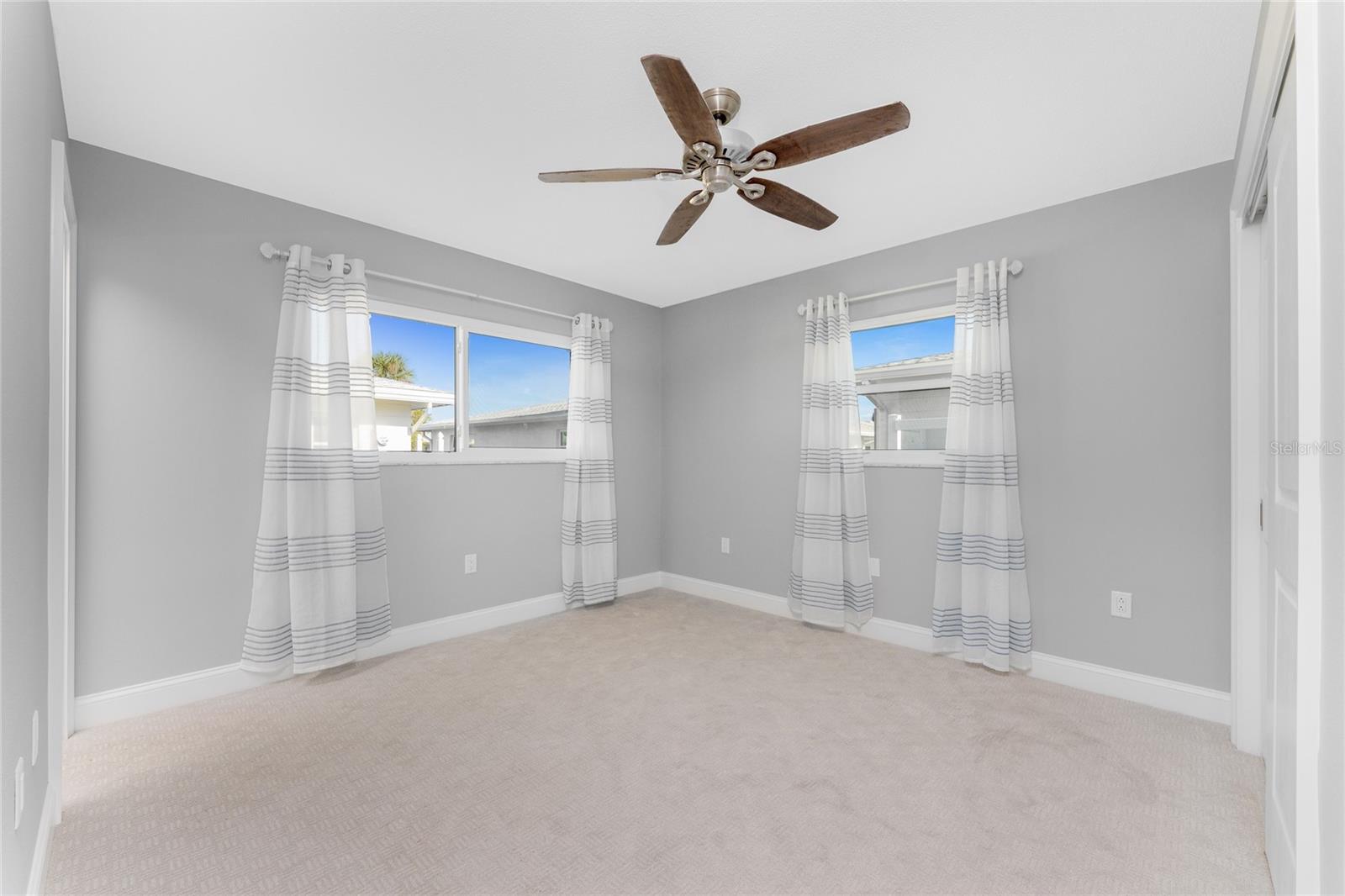 Image 26 of 50 For 1977 Beach Road 73