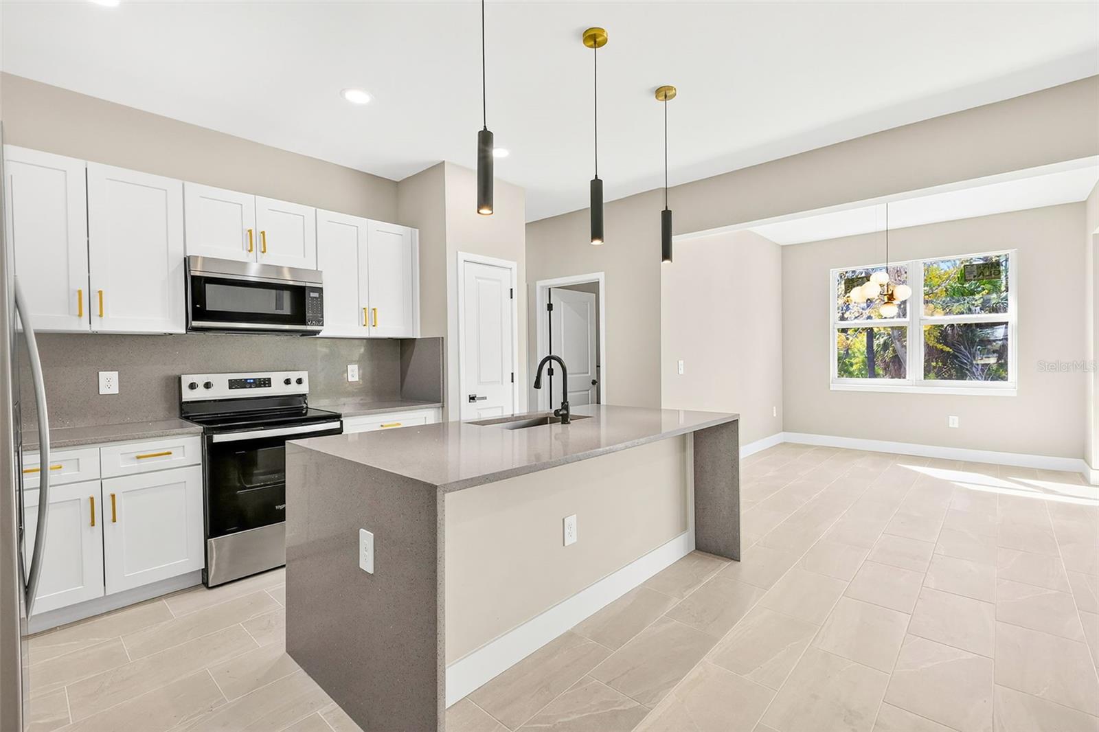 Listing photo id 18 for 13353 Gorman Avenue