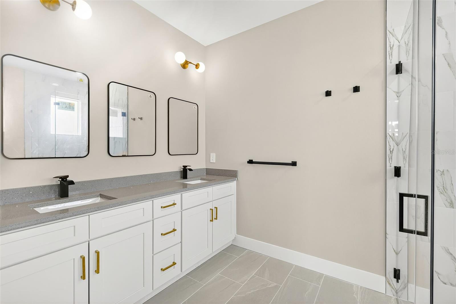 Listing photo id 40 for 13353 Gorman Avenue